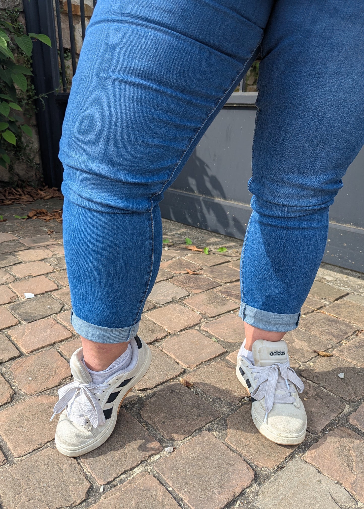 Jean femme coupe slim bleu moyen taille haute stretch
