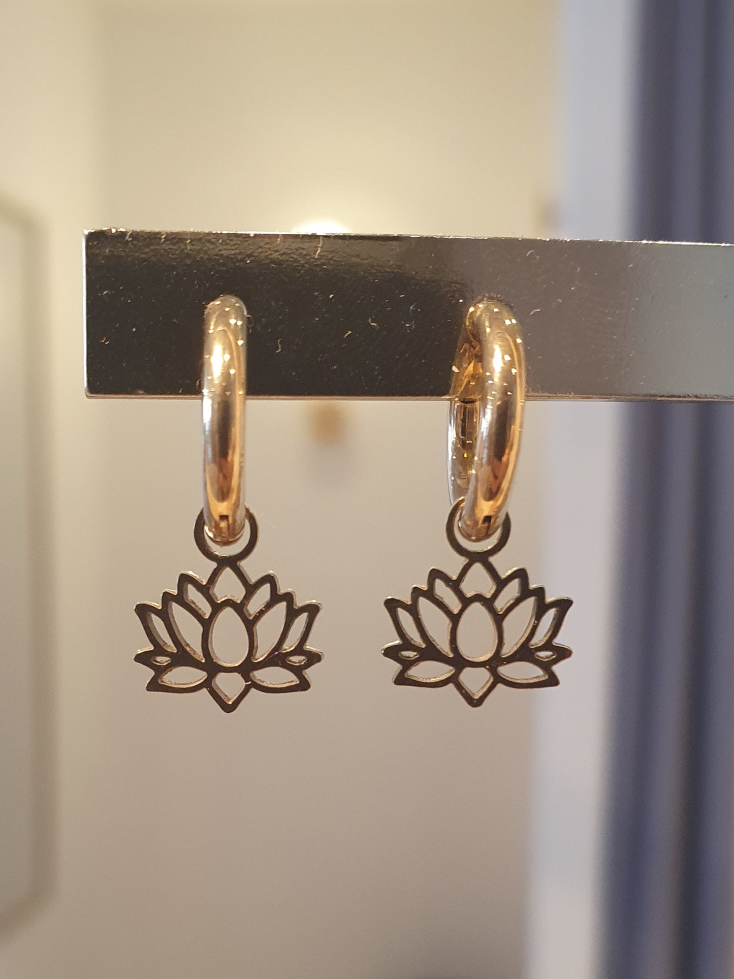 Boucles d'oreilles créoles fleur lotus doré et argenté femme