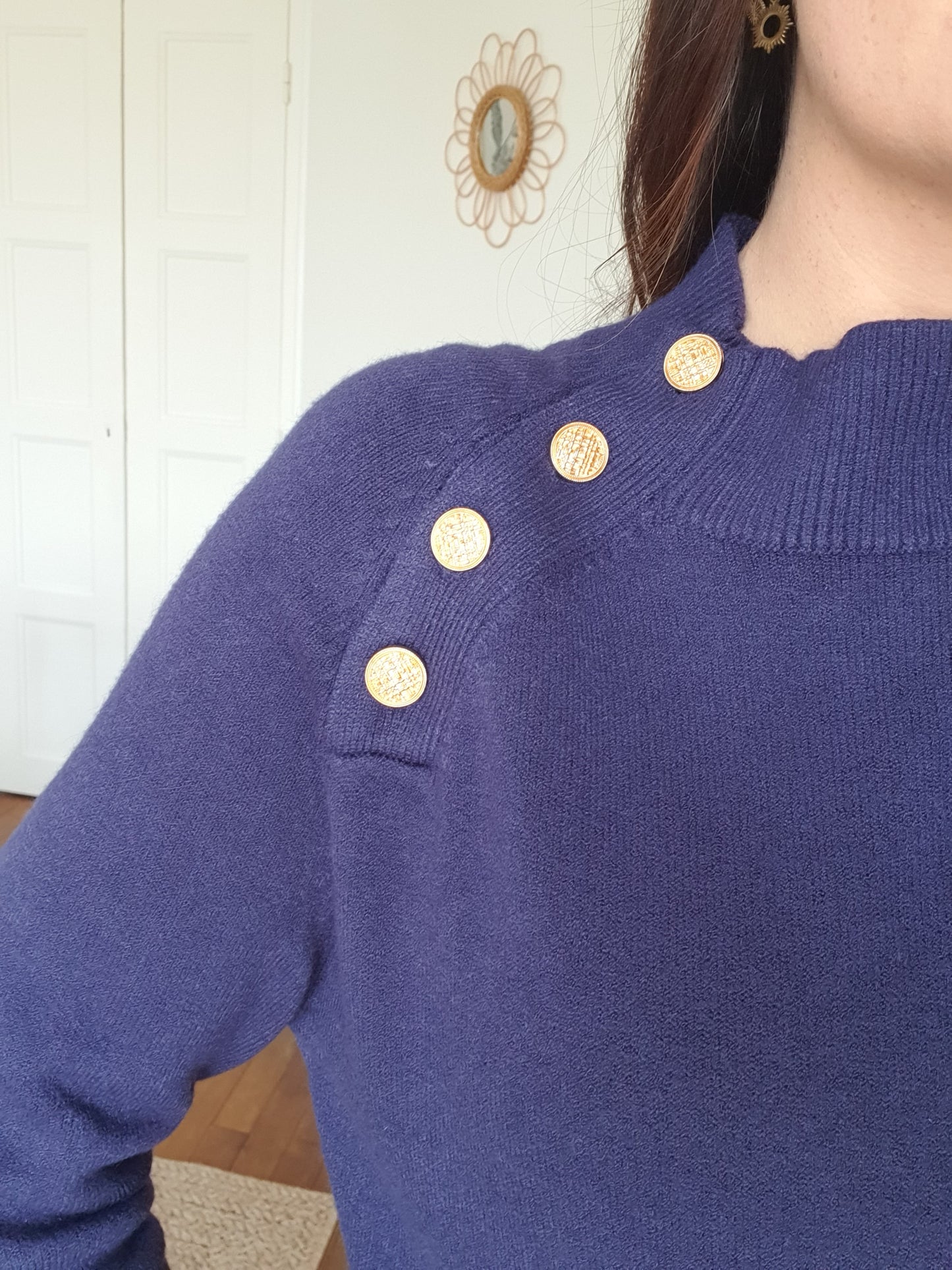 Robe-pull marine avec boutons dorés au col tendance femme