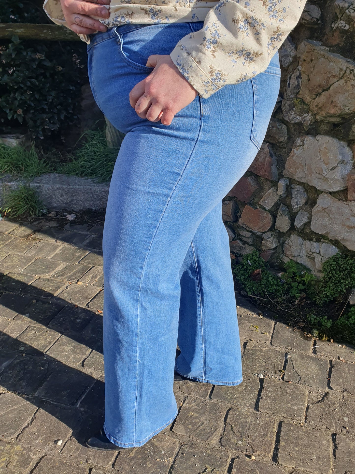 Jean femme coupe wide bleu clair jambes larges taille haute