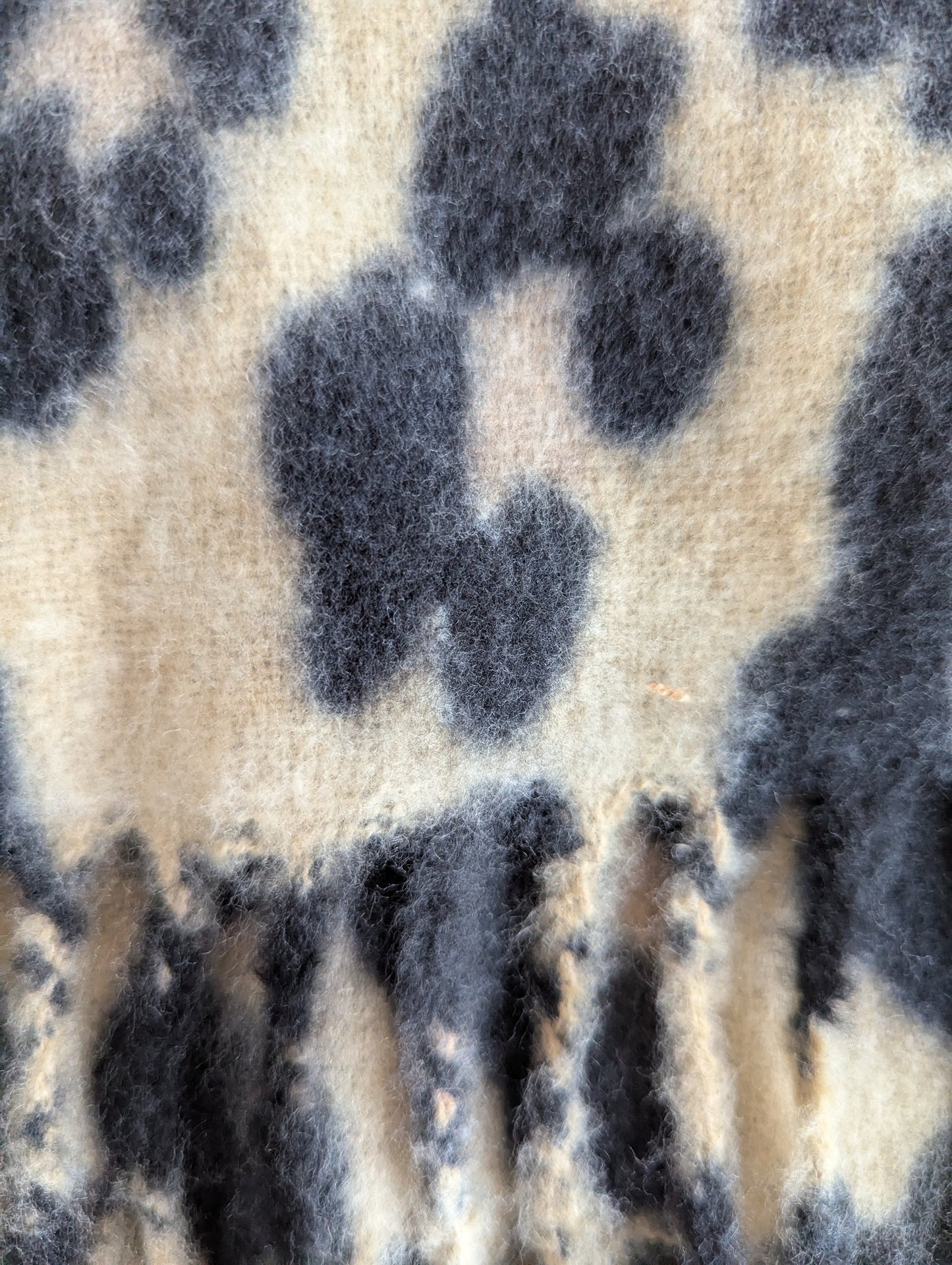 Echarpe épaisse léopard beige avec franges