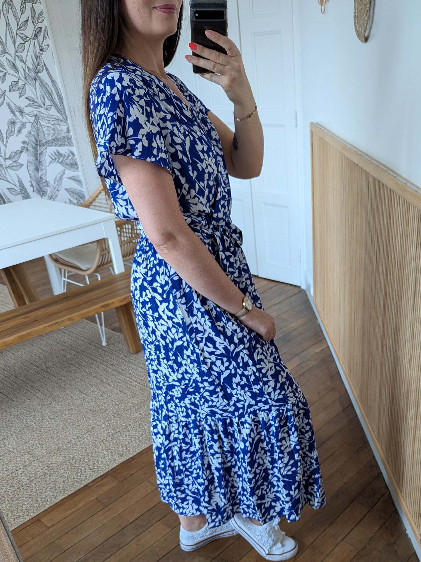 Robe longue fleurie bleu roi et blanc cache-cœur et ceinture