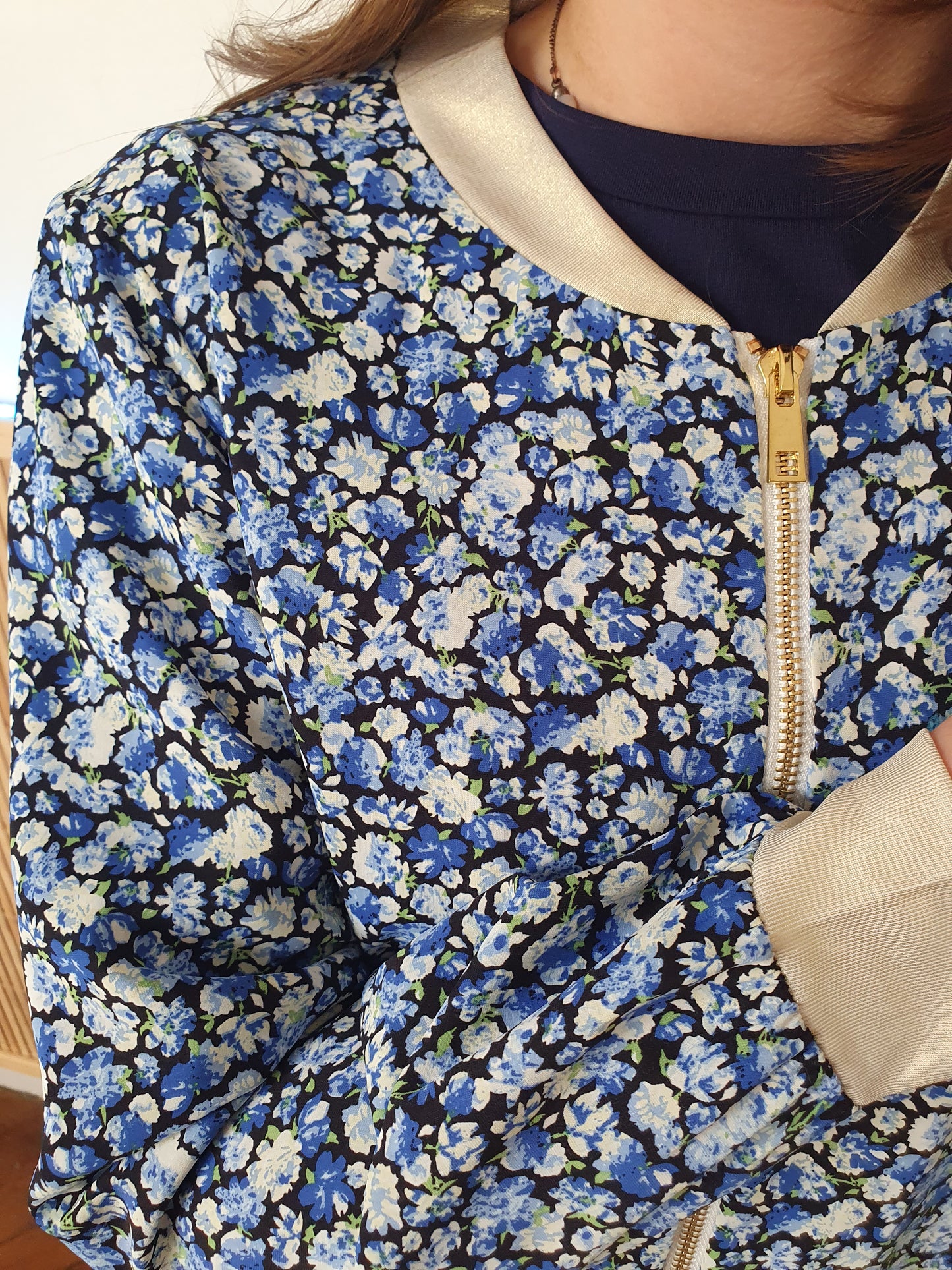 Bomber fluide fleuri bleu et noir détails dorés pour fille