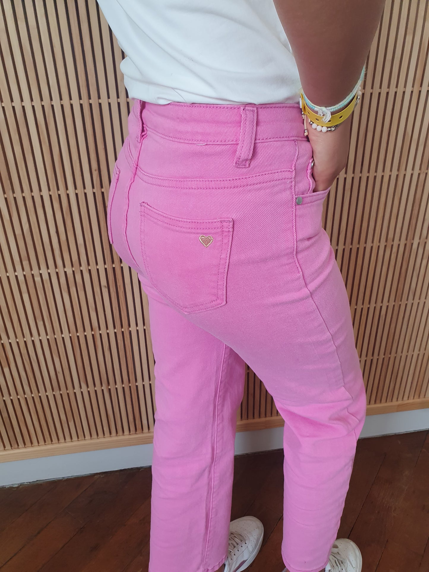 Jean large rose fushia avec coeur doré sur poche arrière