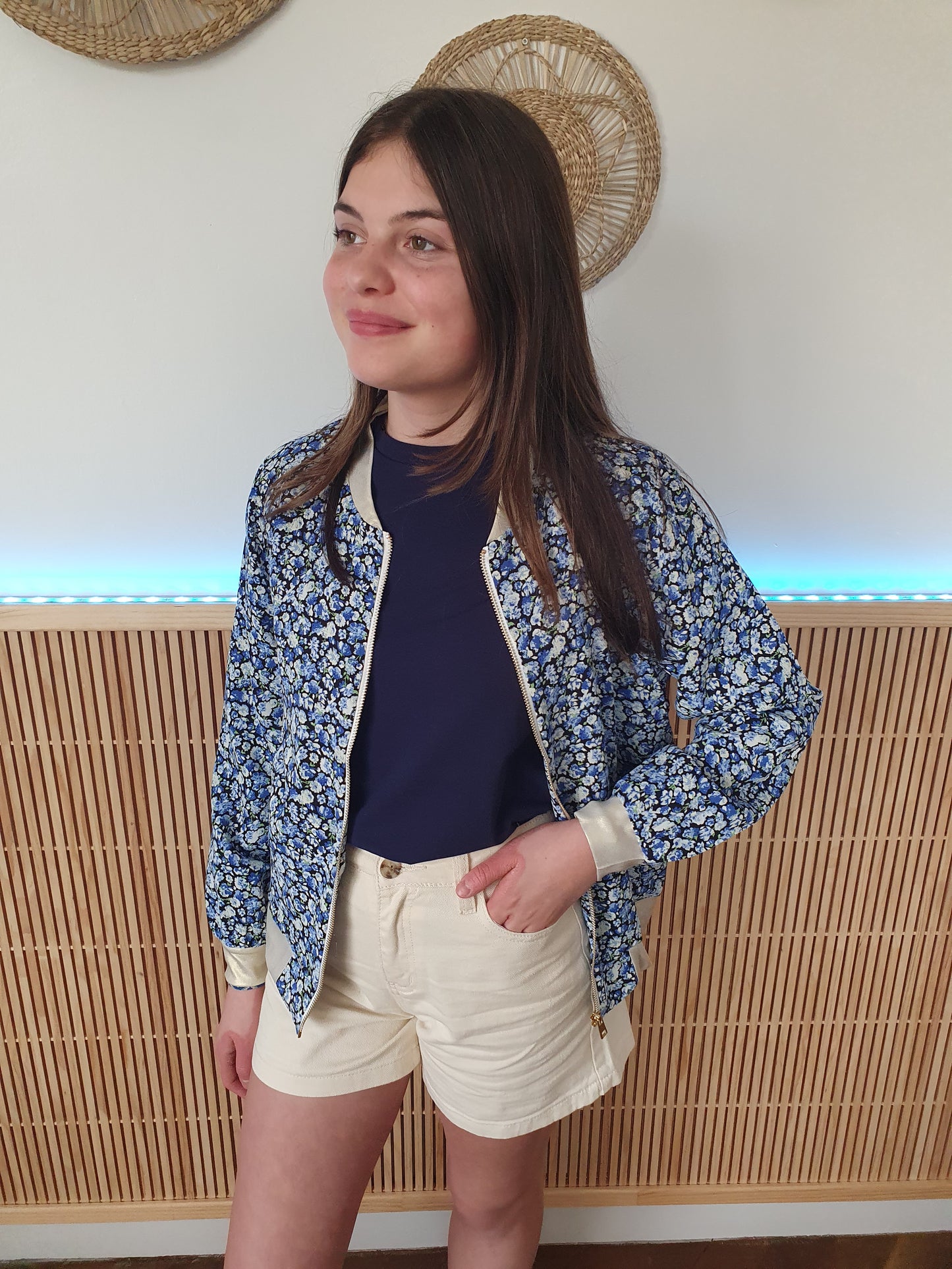 Bomber fluide fleuri bleu et noir détails dorés pour fille