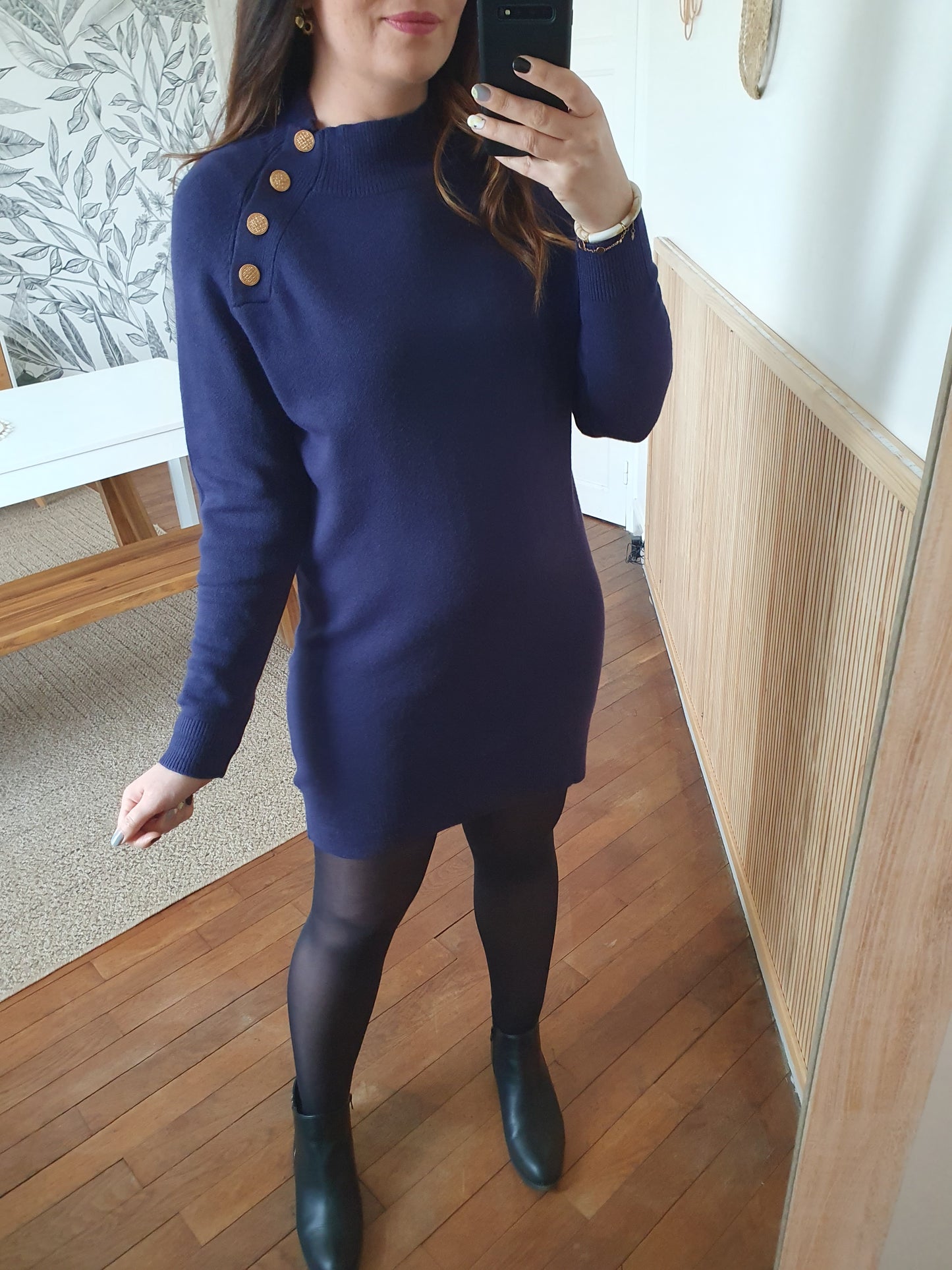 Robe-pull marine avec boutons dorés au col tendance femme