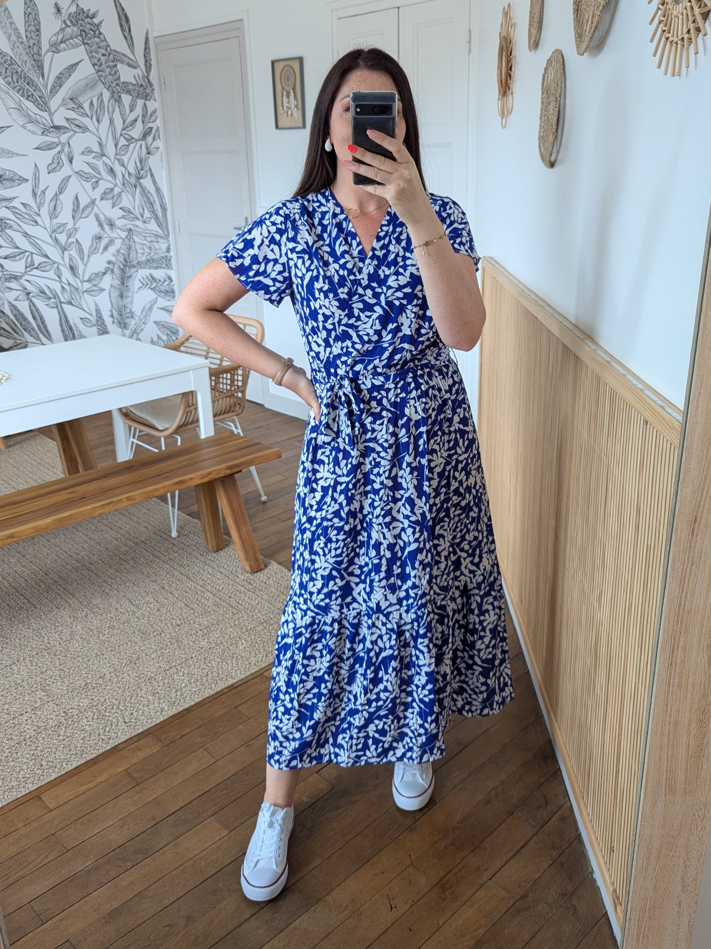 Robe longue fleurie bleu roi et blanc cache-cœur et ceinture