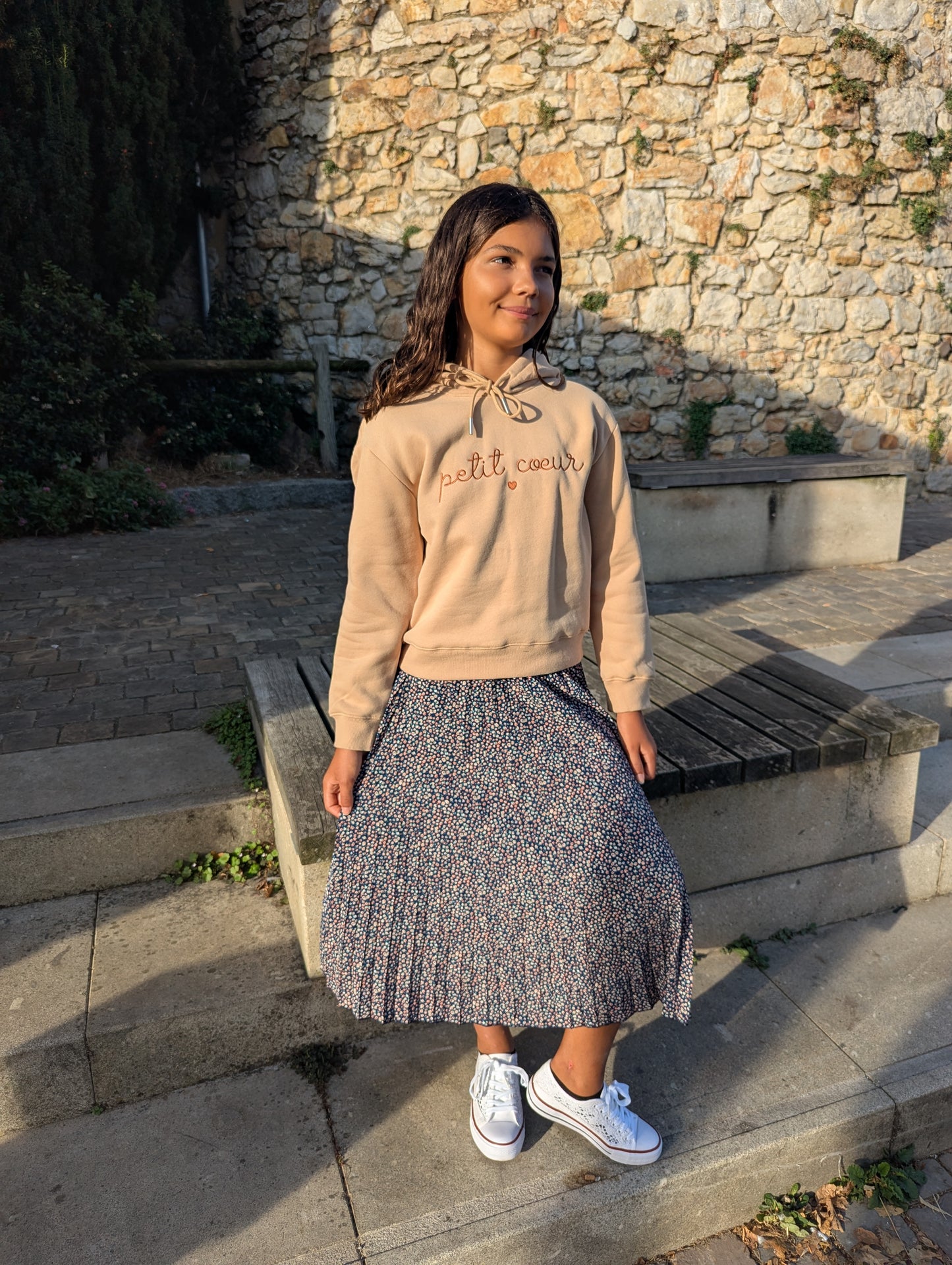 Sweat petit coeur camel avec capuche pour fille