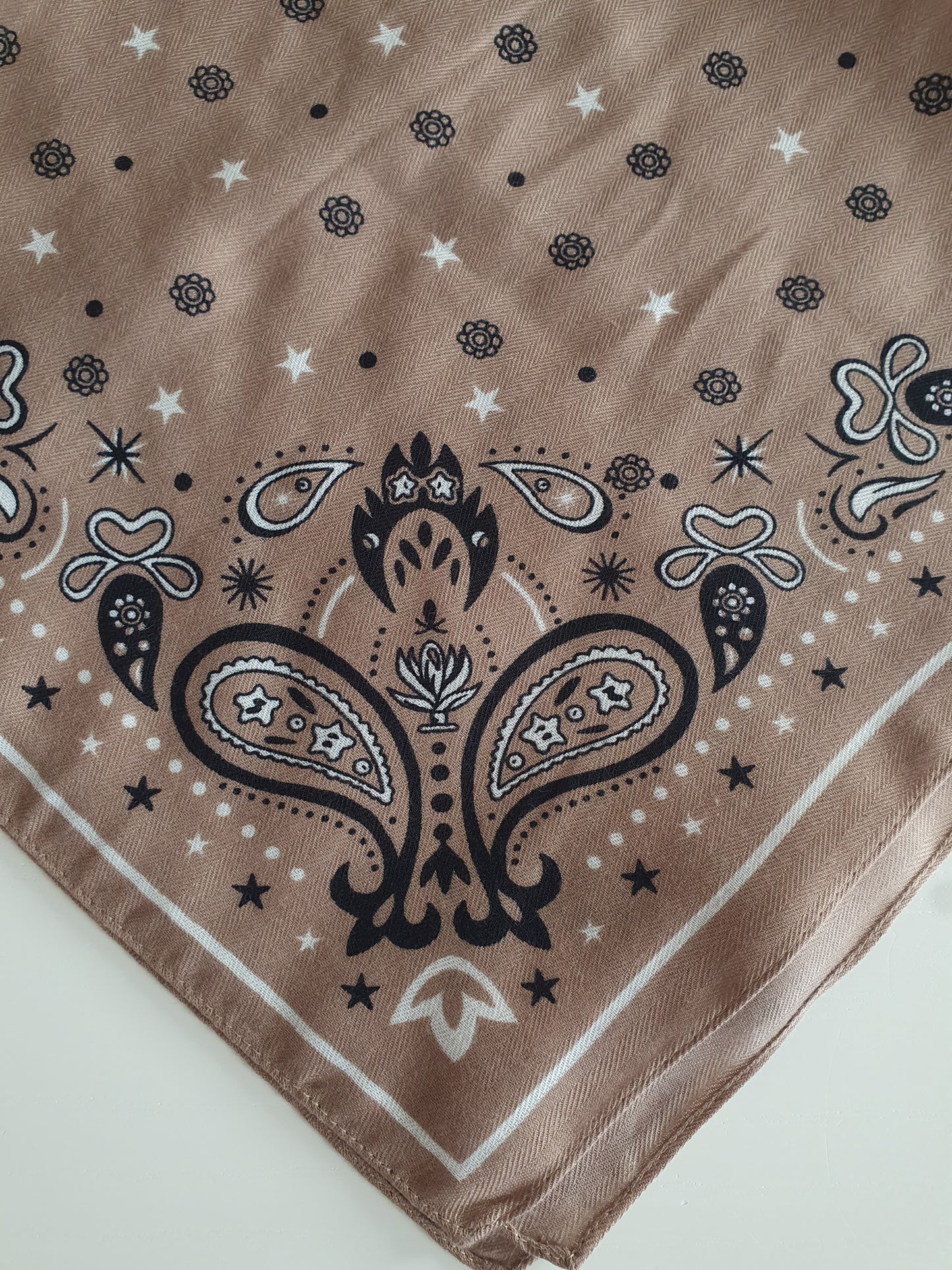 Foulard carré taupe viscose satiné bandana motif cachemire