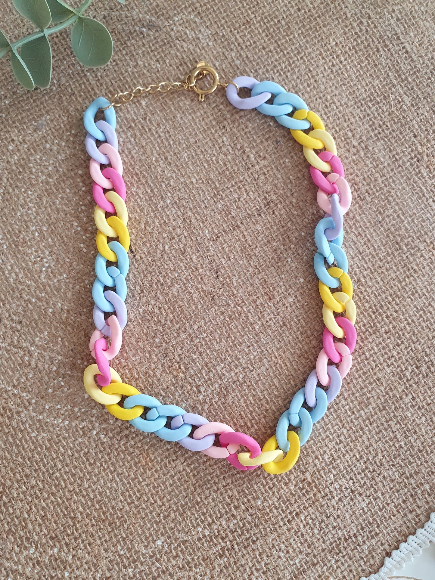Collier mailles en résine multicolore couleur pastel femme