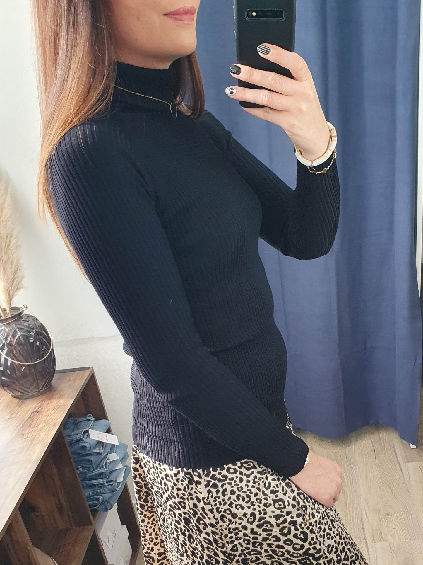 Pull fin col roulé noir matière stretch moulante pour femme