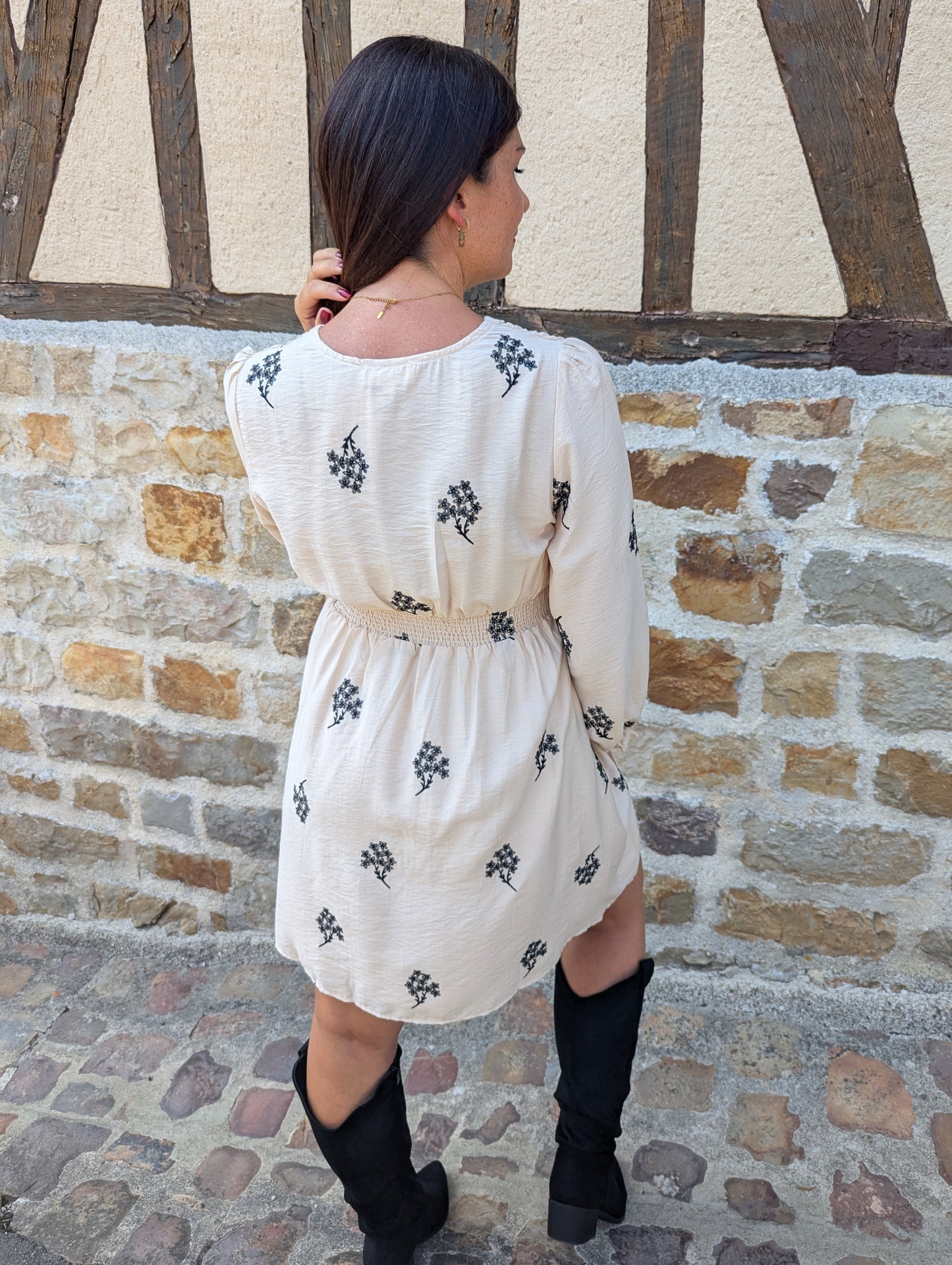 Robe courte fleurie beige et noir manches longues