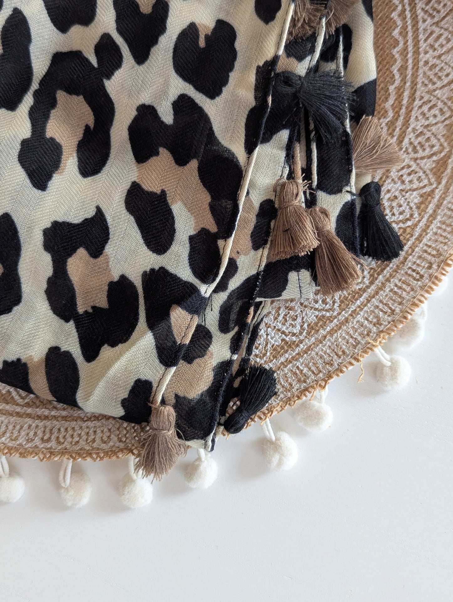 Foulard léopard beige marron noir avec pompons