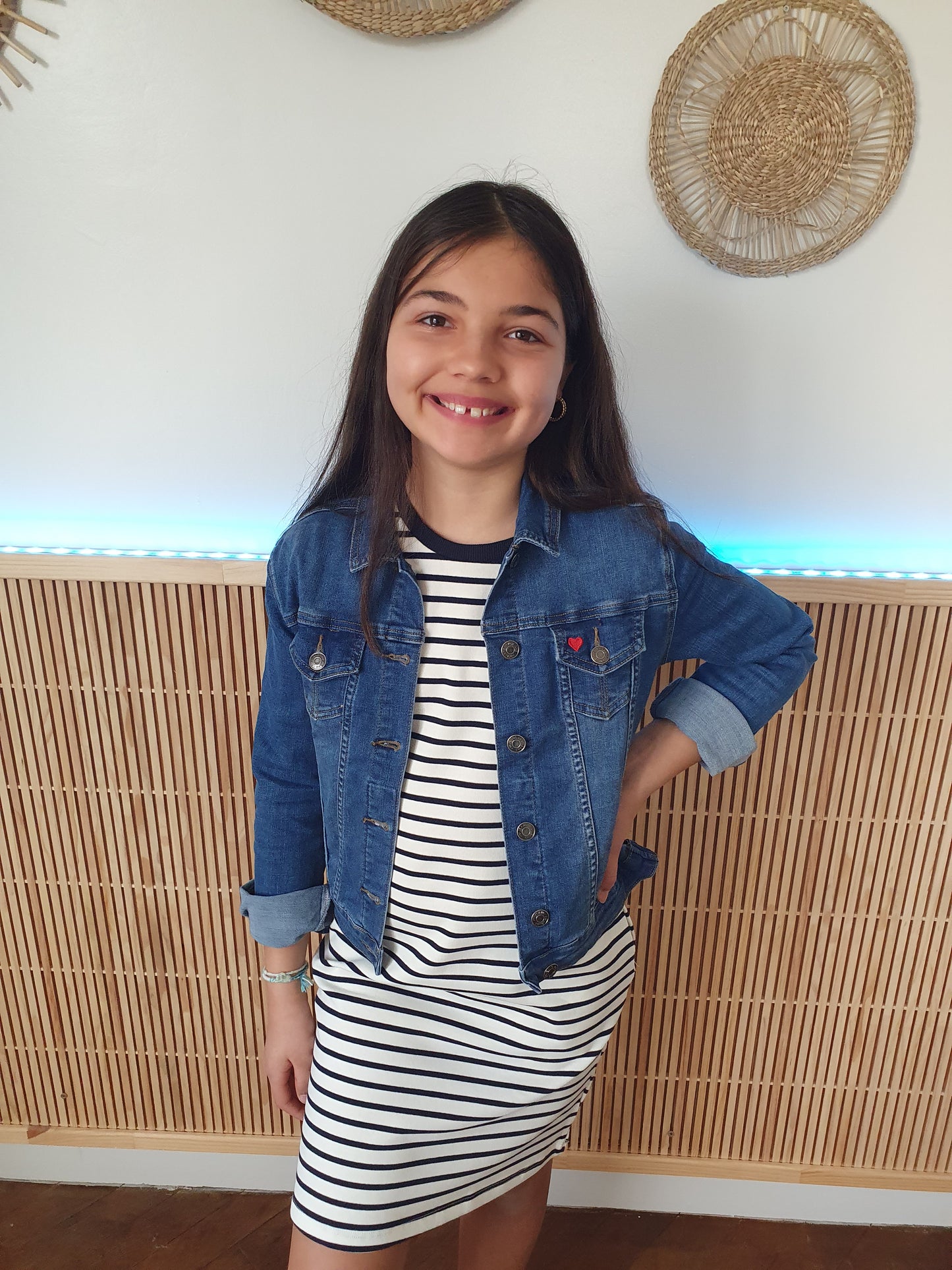 Veste en jean bleu brut coeur rouge brodé poche pour fille