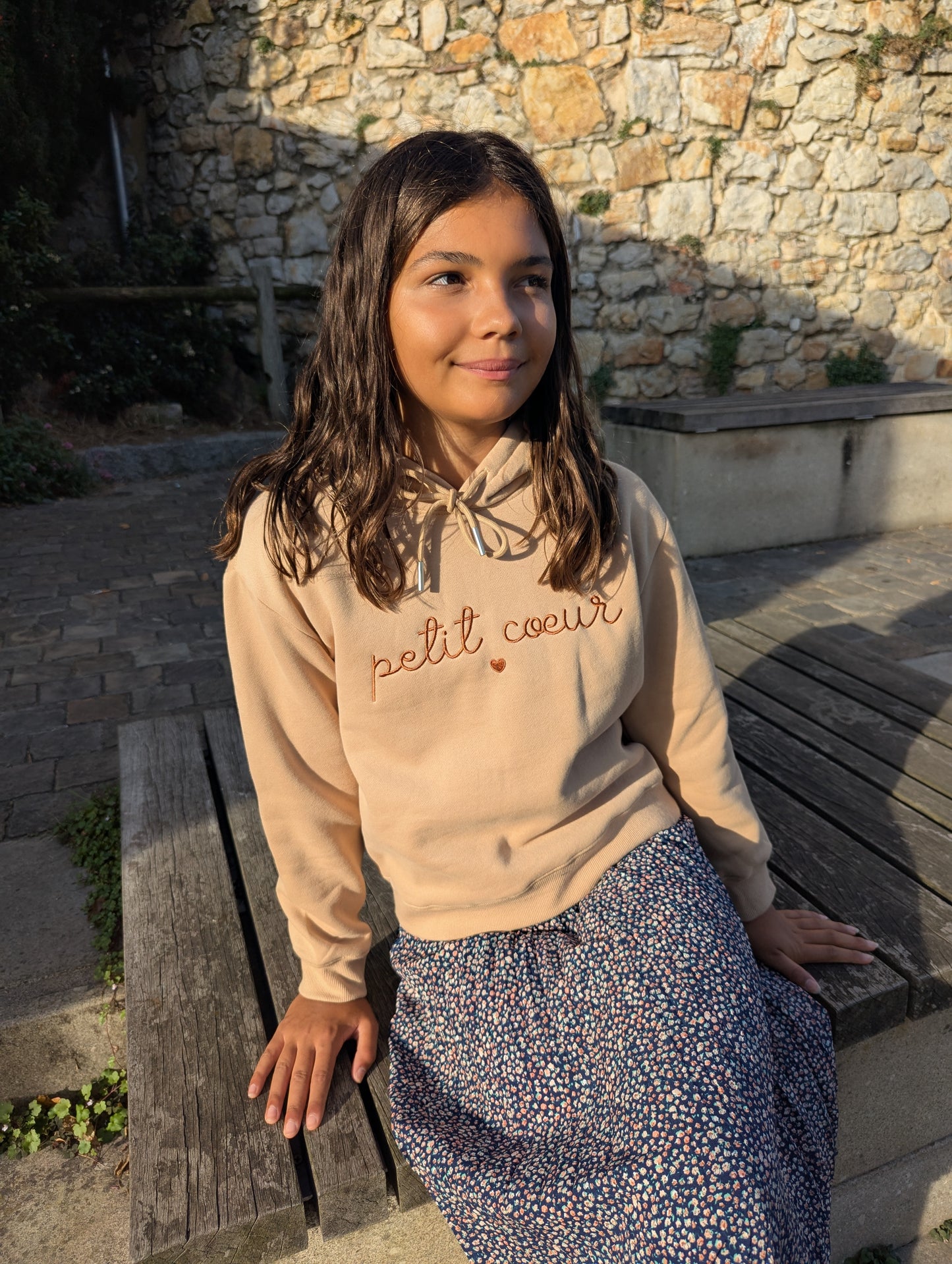Sweat petit coeur camel avec capuche pour fille