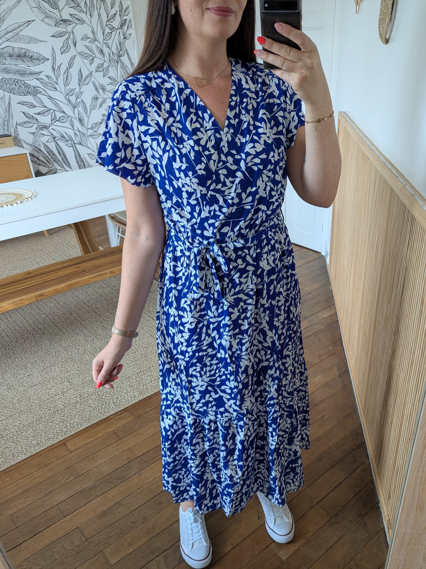 Robe longue fleurie bleu roi et blanc cache-cœur et ceinture