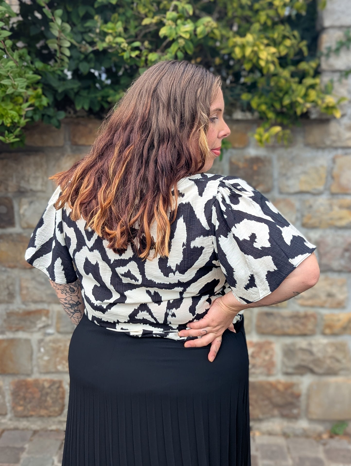 Top fluide noir et blanc col en V grande taille femme