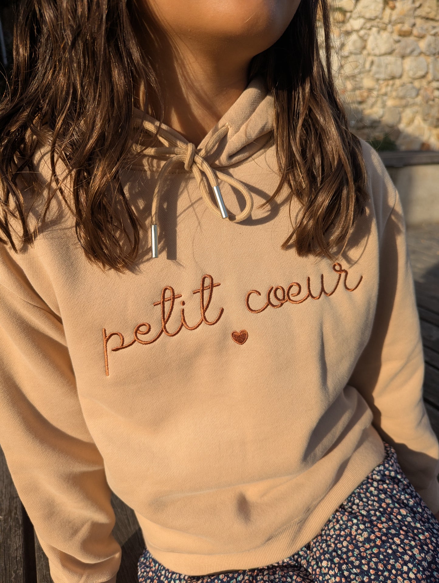 Sweat petit coeur camel avec capuche pour fille