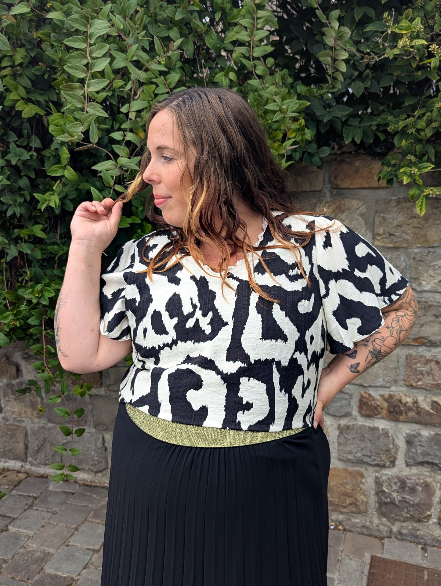 Top fluide noir et blanc col en V grande taille femme