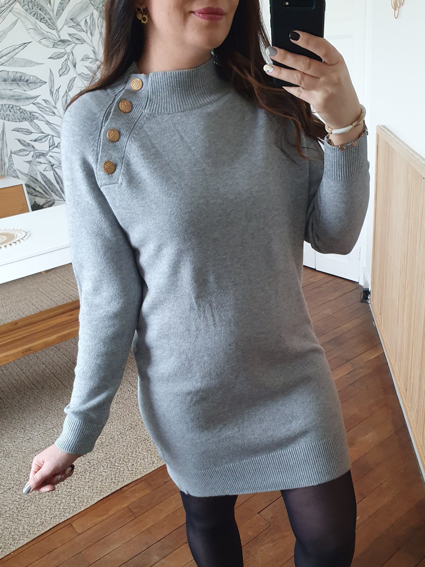 Robe-pull gris avec boutons dorés au col tendance femme