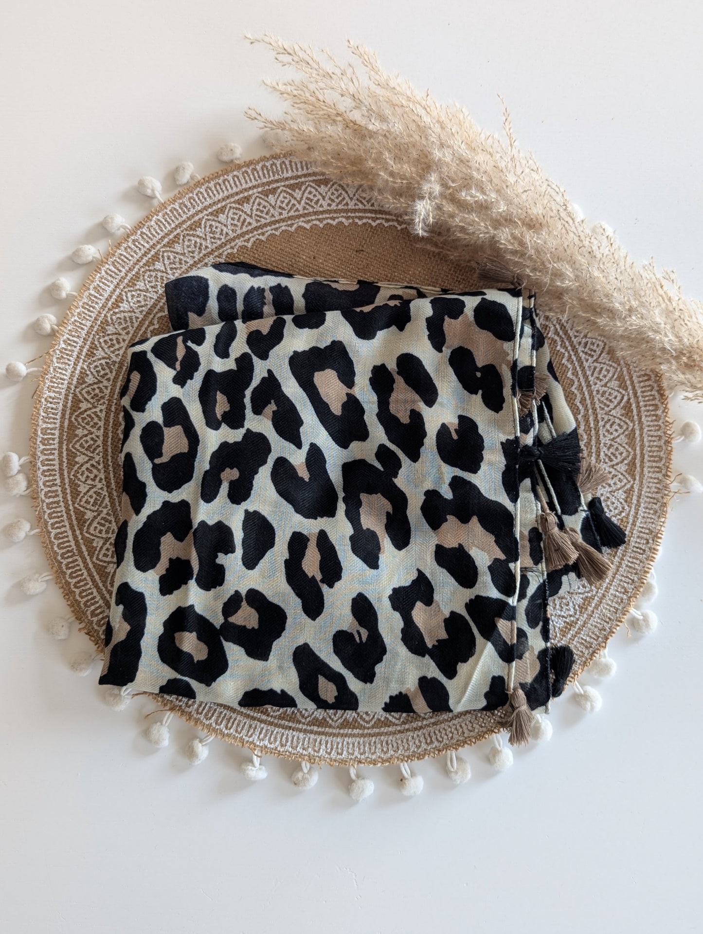 Foulard léopard beige marron noir avec pompons