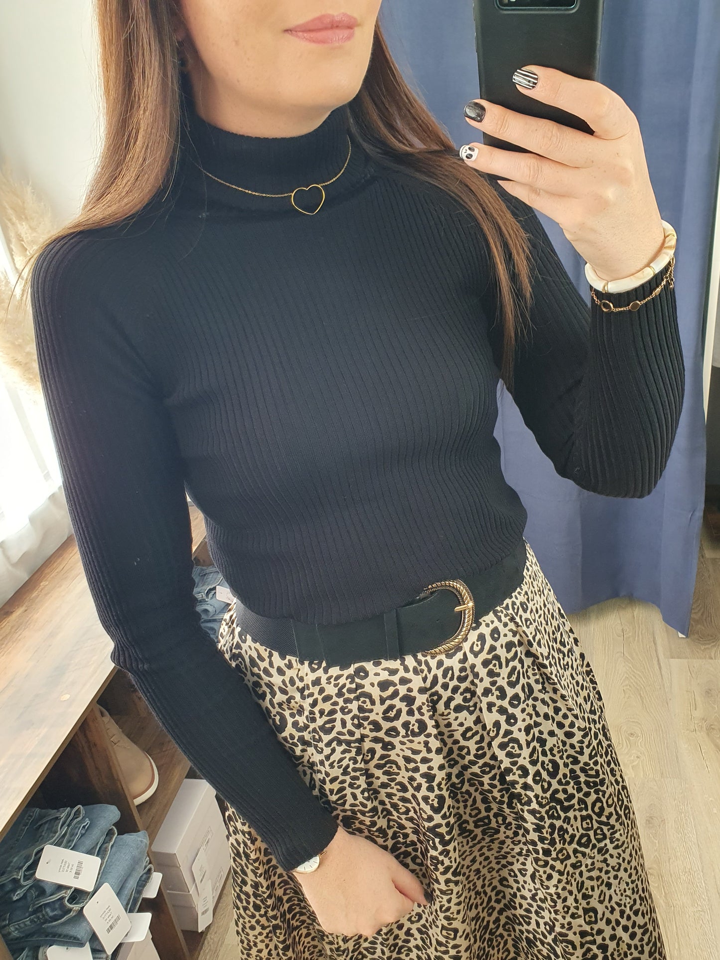 Pull fin col roulé noir matière stretch moulante pour femme