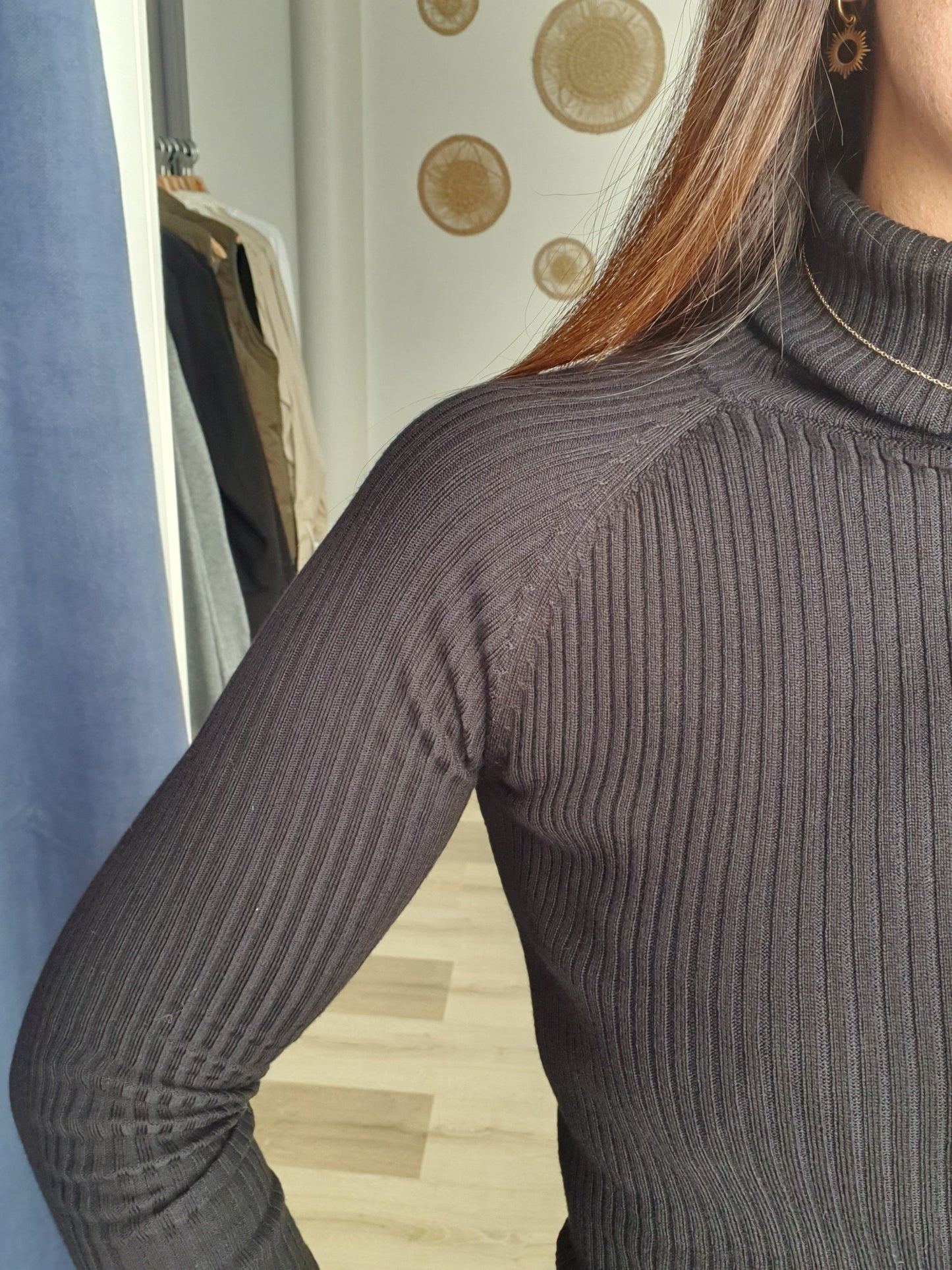 Pull fin col roulé noir matière stretch moulante pour femme