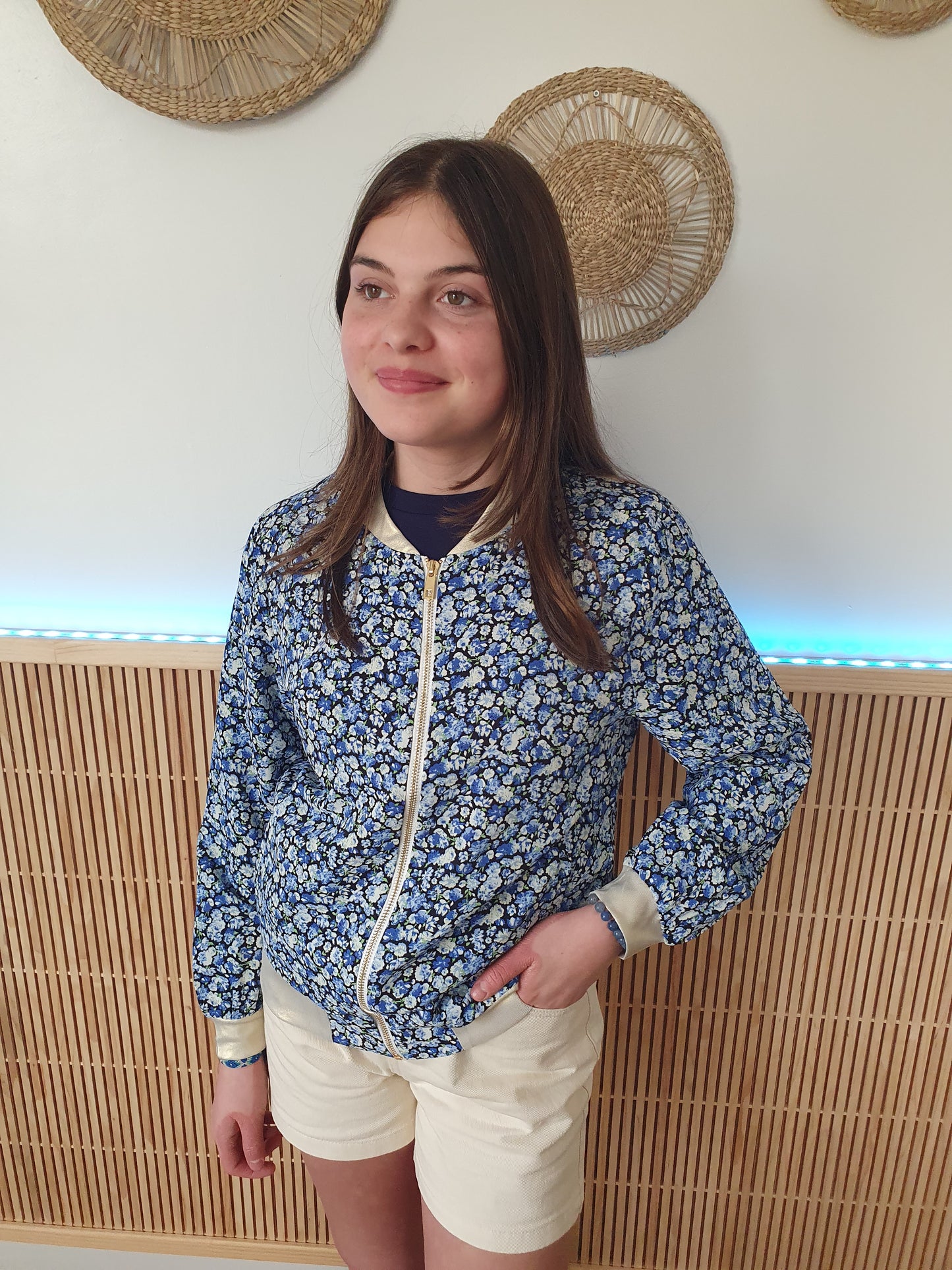 Bomber fluide fleuri bleu et noir détails dorés pour fille