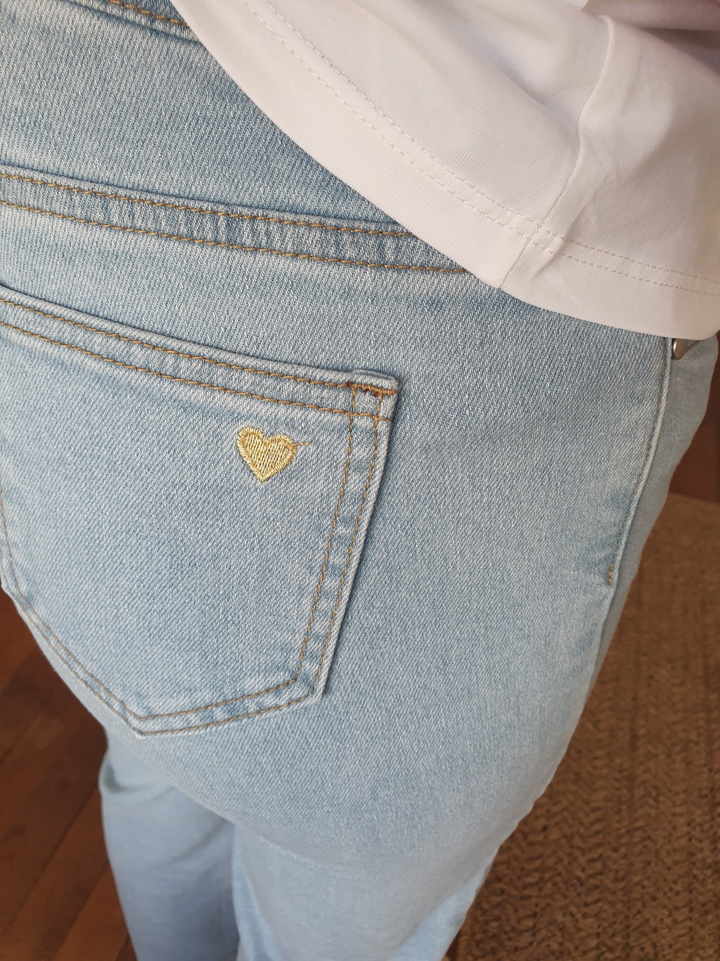 Jean large bleu clair coeur doré brodé sur poche arrière