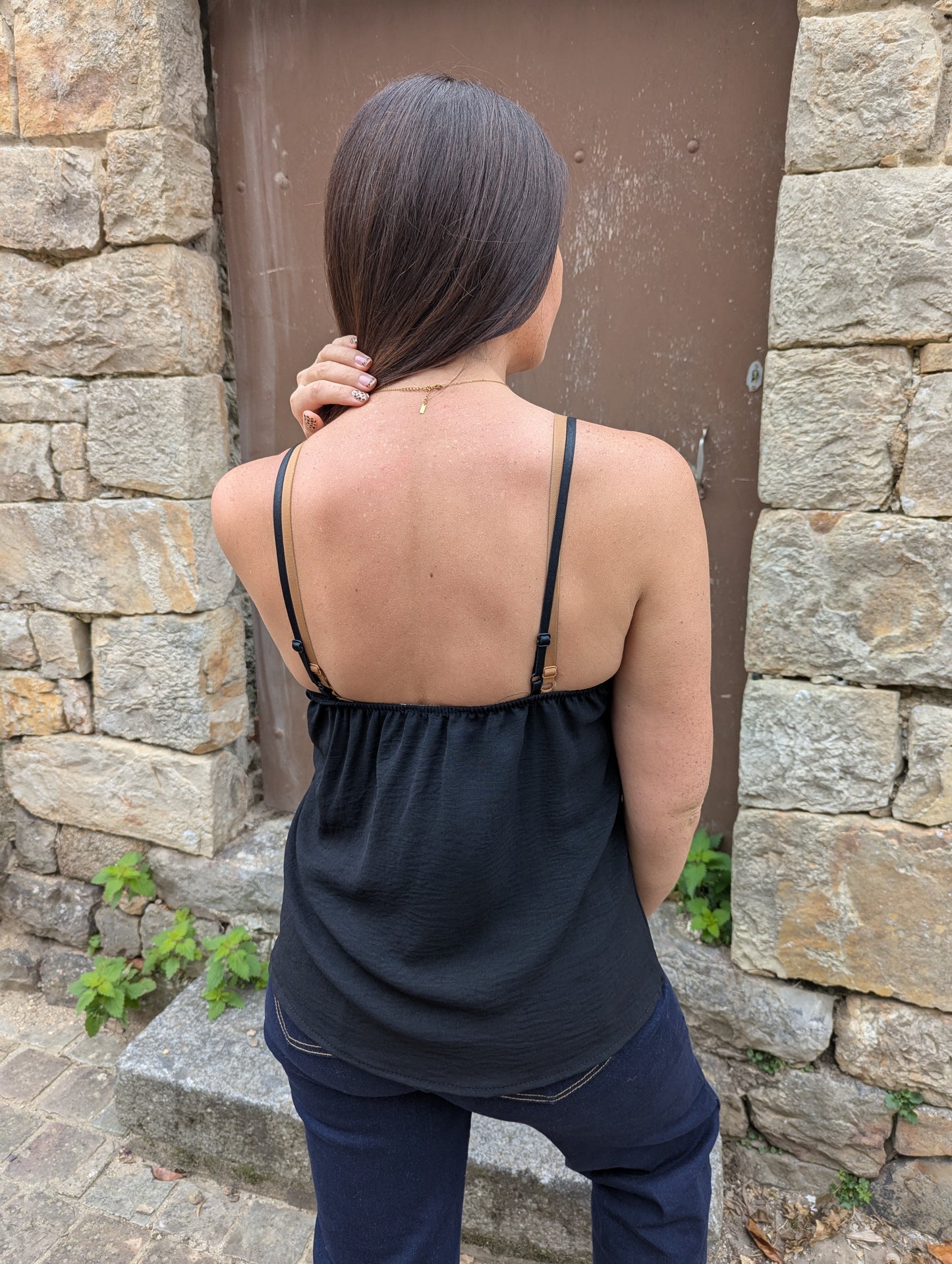 Top débardeur fluide noir avec boutons devant