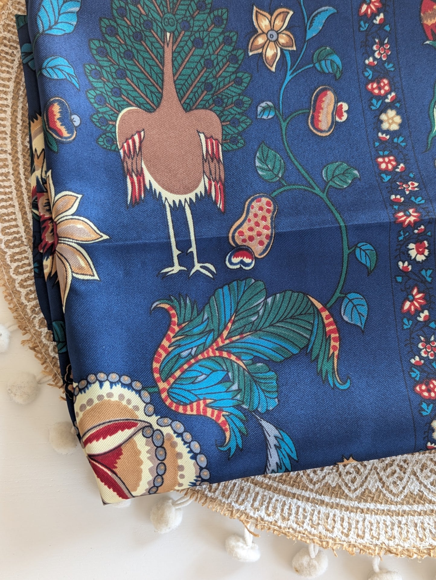 Foulard fleurs et paons bleu marine femme
