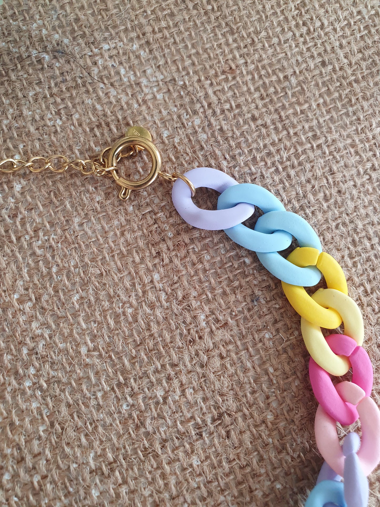Collier mailles en résine multicolore couleur pastel femme