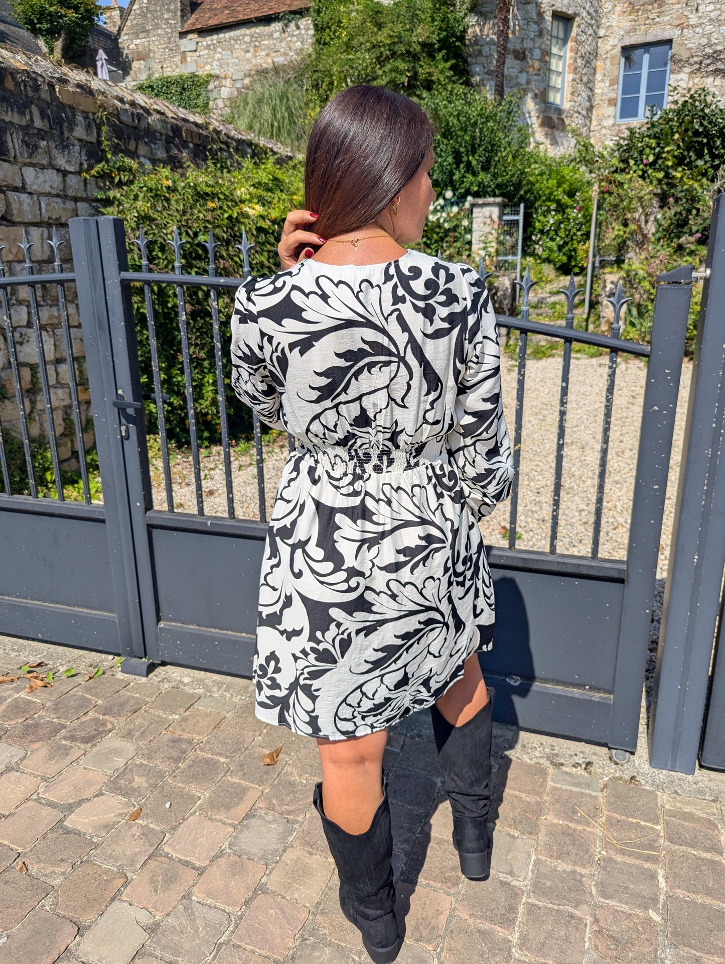 Robe courte manches longues blanc et noir baroque