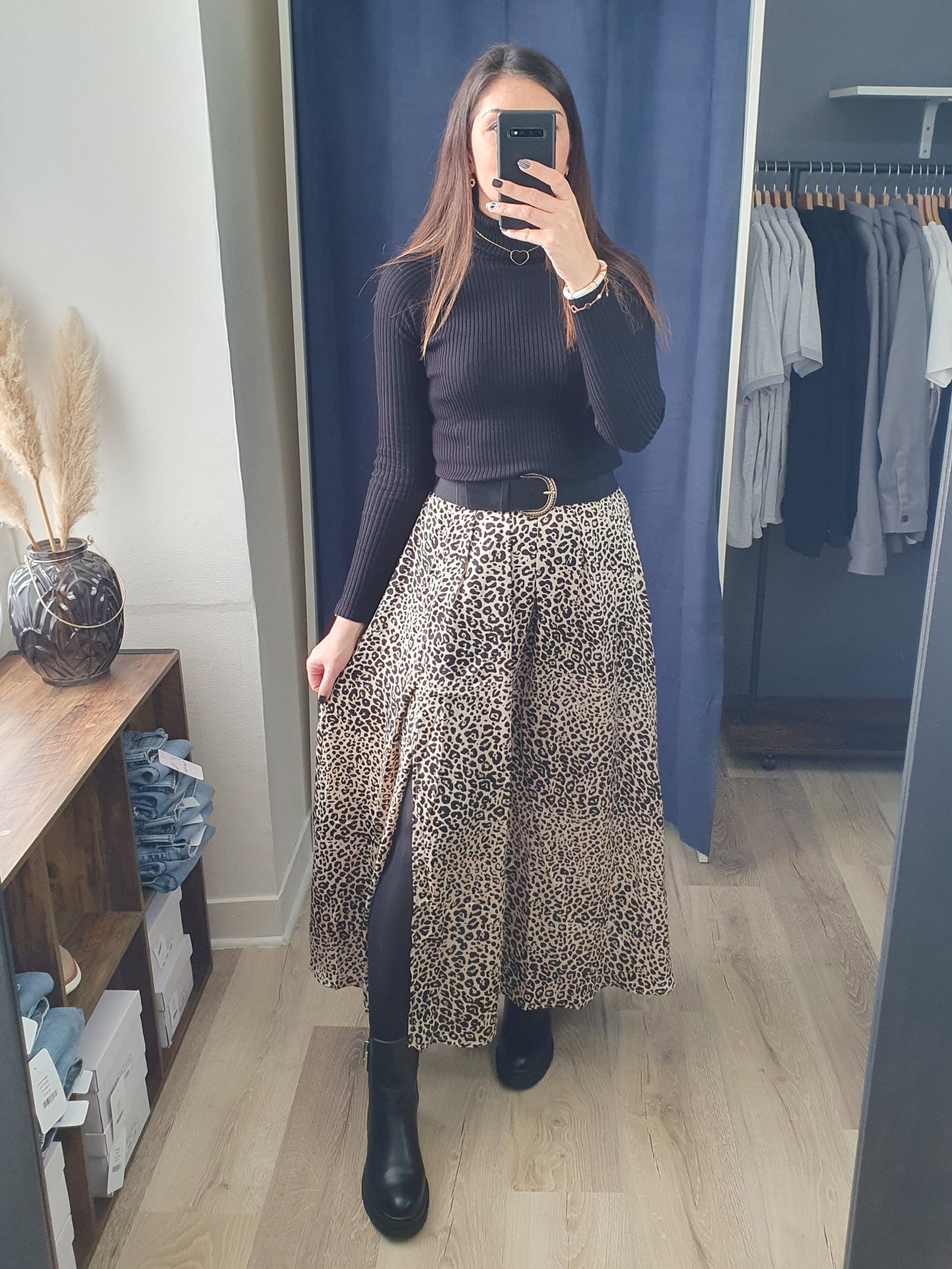 Pull fin col roulé noir matière stretch moulante pour femme