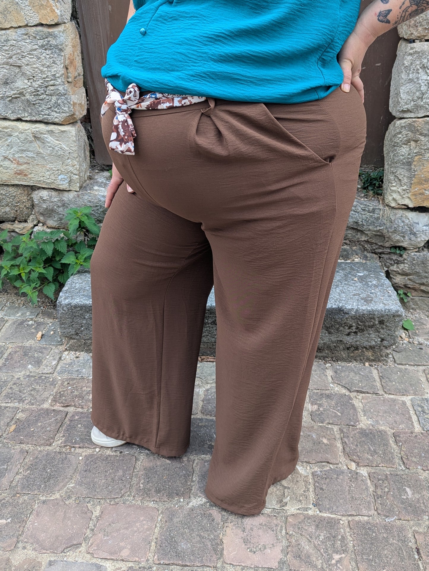 Pantalon fluide marron chocolat avec ceinture fleurie
