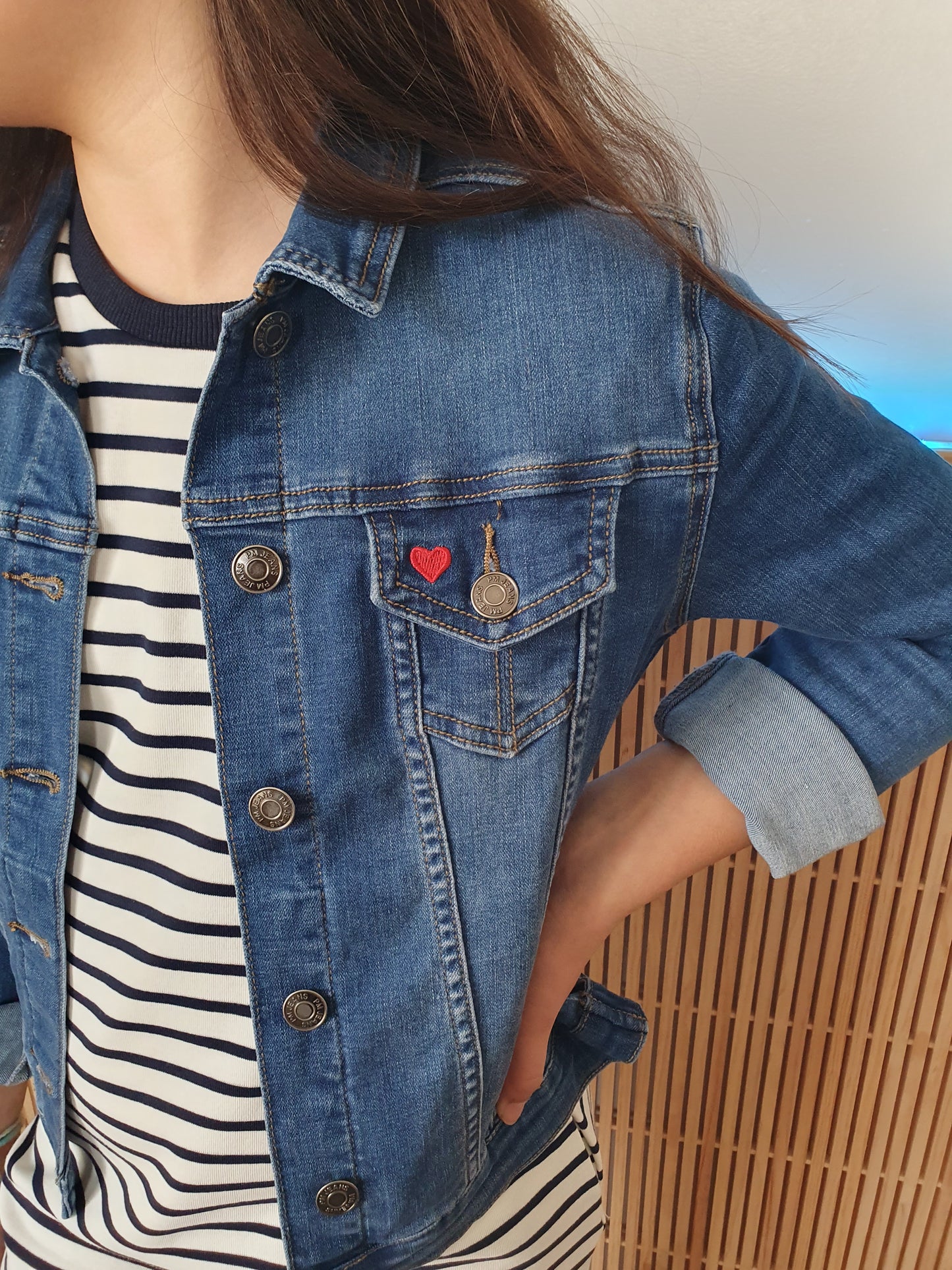 Veste en jean bleu brut coeur rouge brodé poche pour fille
