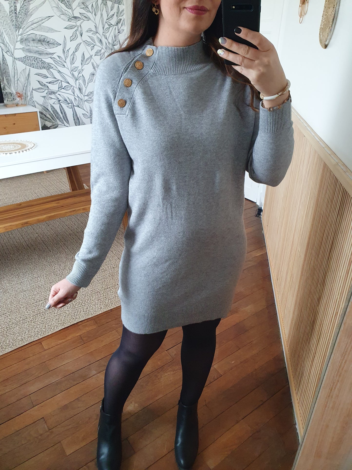 Robe-pull gris avec boutons dorés au col tendance femme