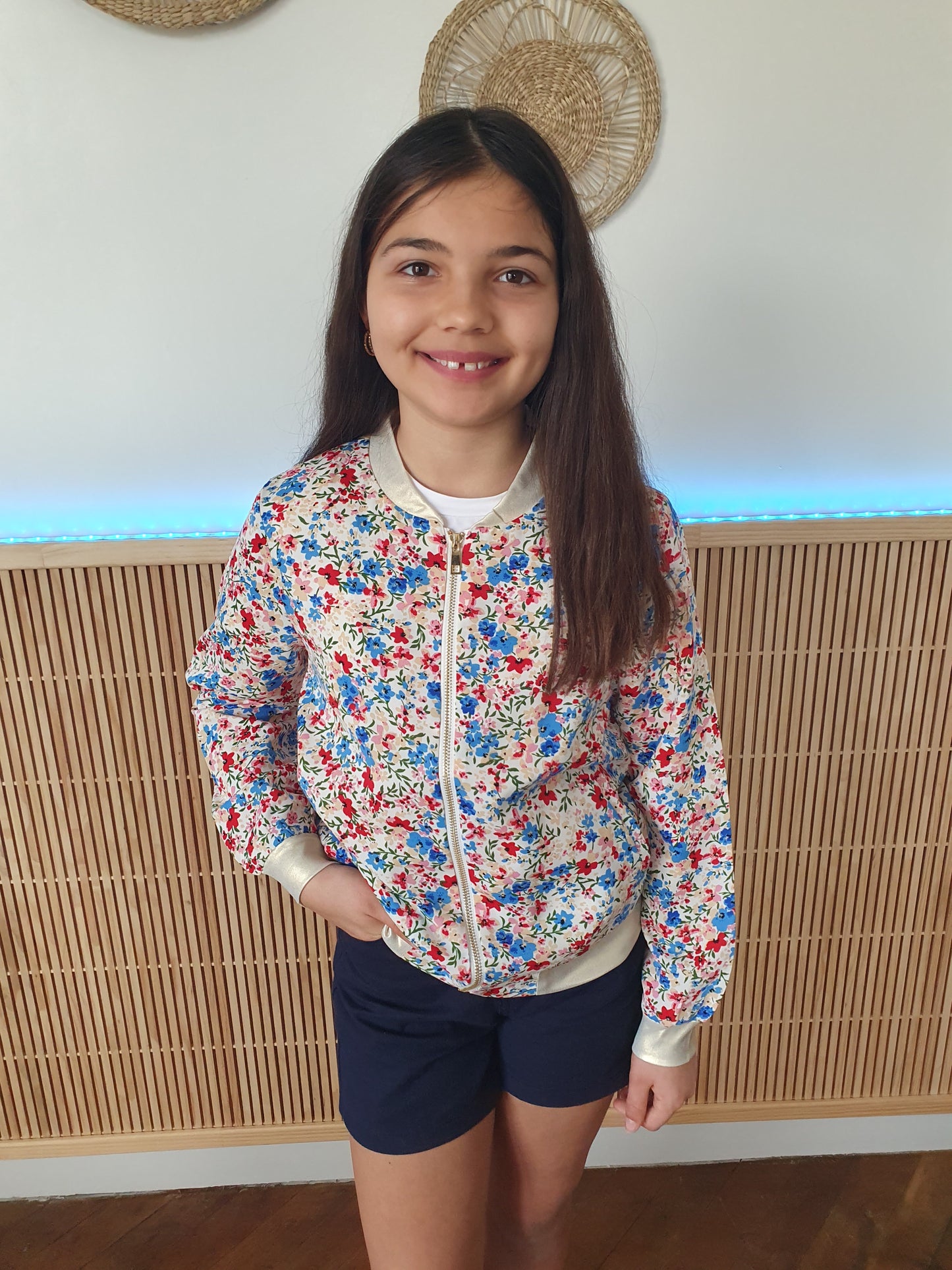 Bomber fluide fleuri rouge et bleu détails dorés pour fille