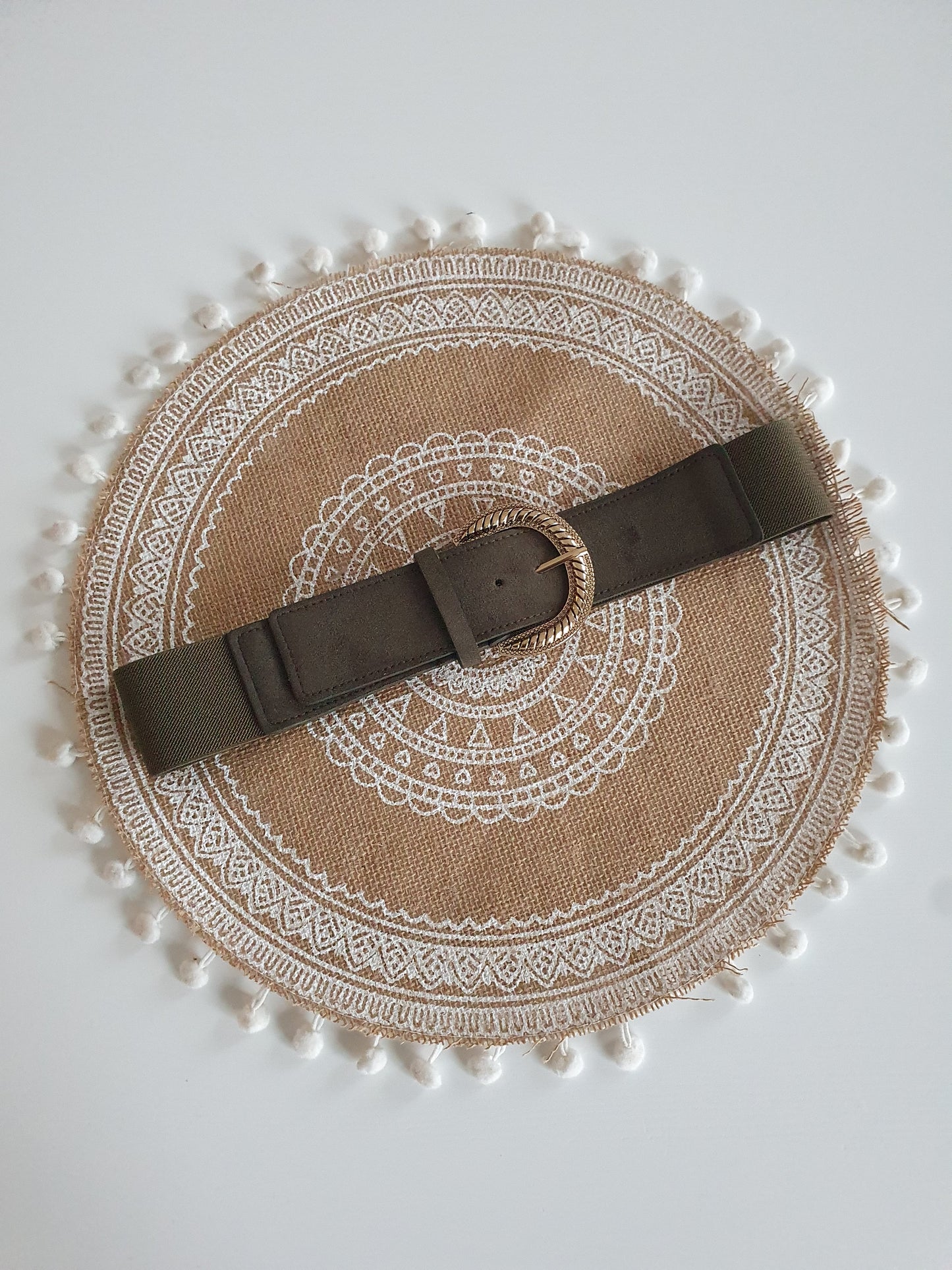 Ceinture élastique kaki avec boucle dorée devant suédine