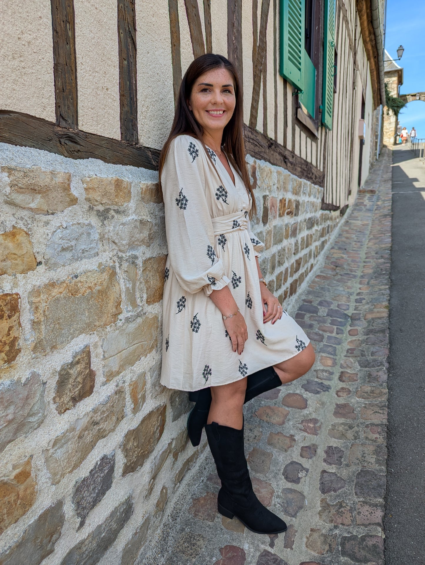 Robe courte fleurie beige et noir manches longues