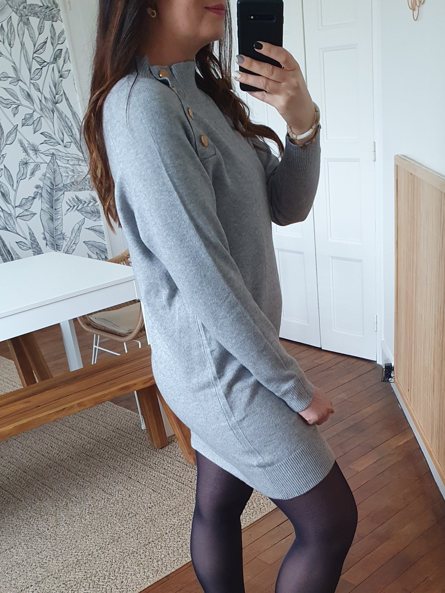 Robe-pull gris avec boutons dorés au col tendance femme