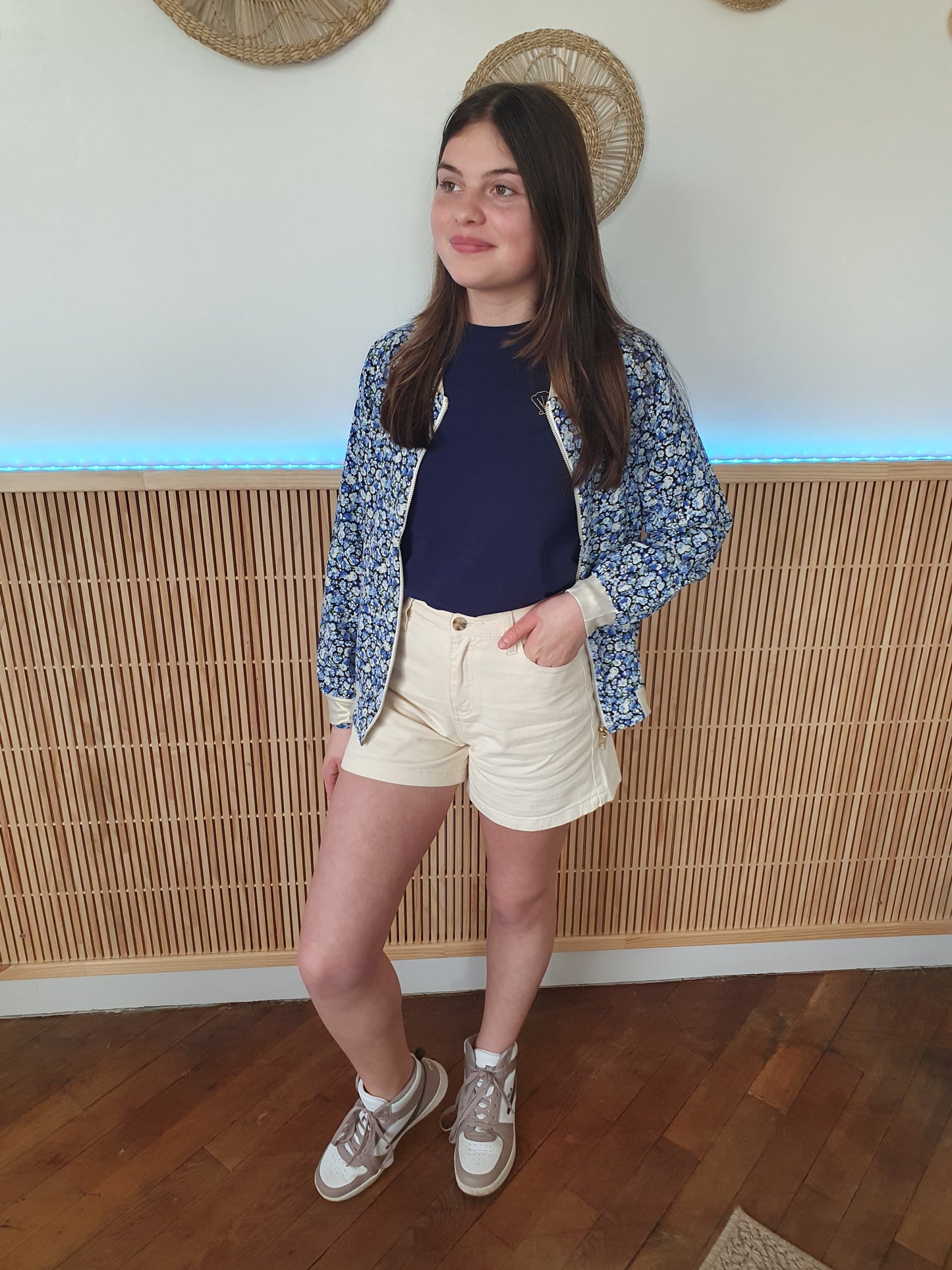 Bomber fluide fleuri bleu et noir détails dorés pour fille