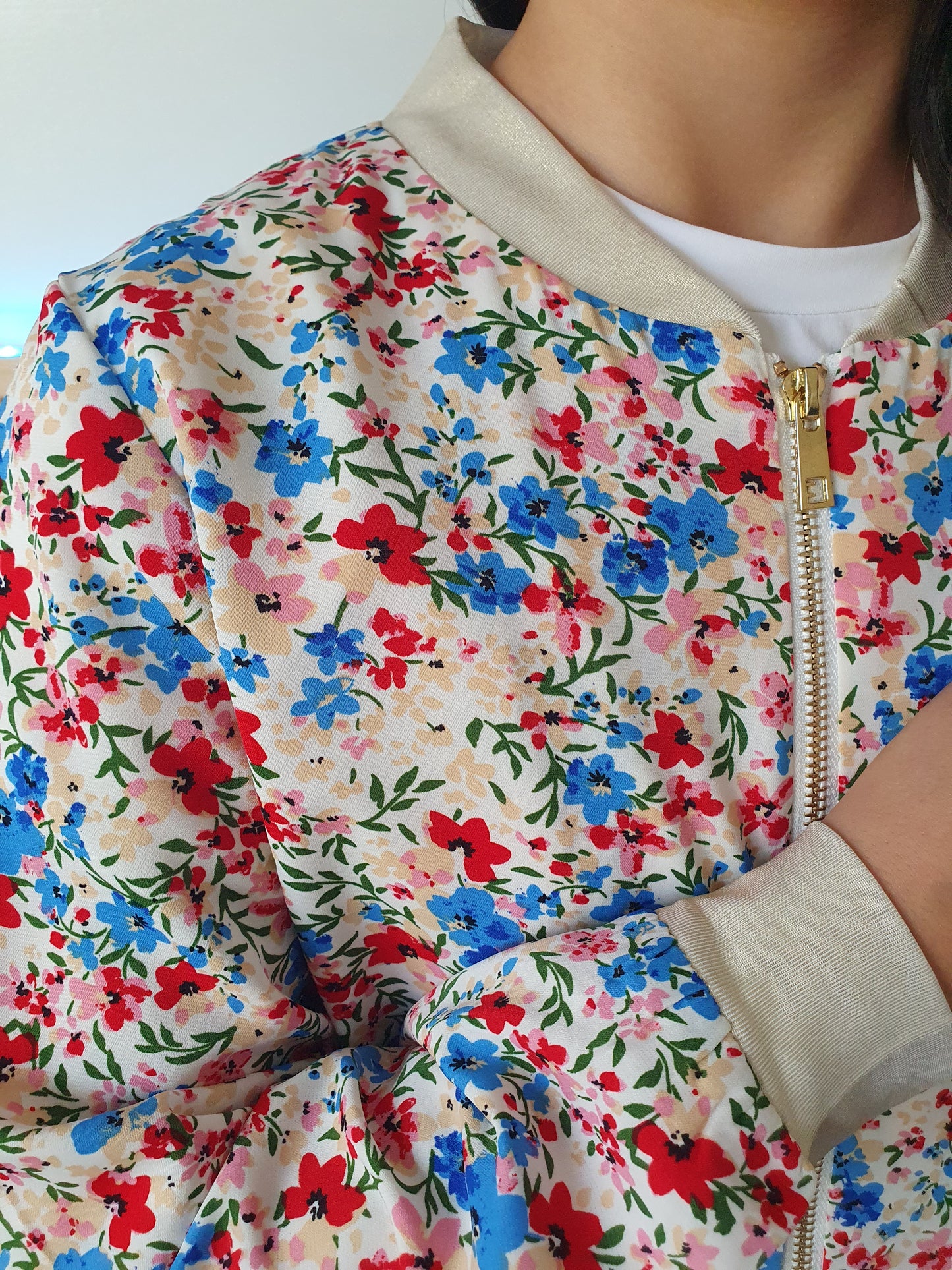 Bomber fluide fleuri rouge et bleu détails dorés pour fille