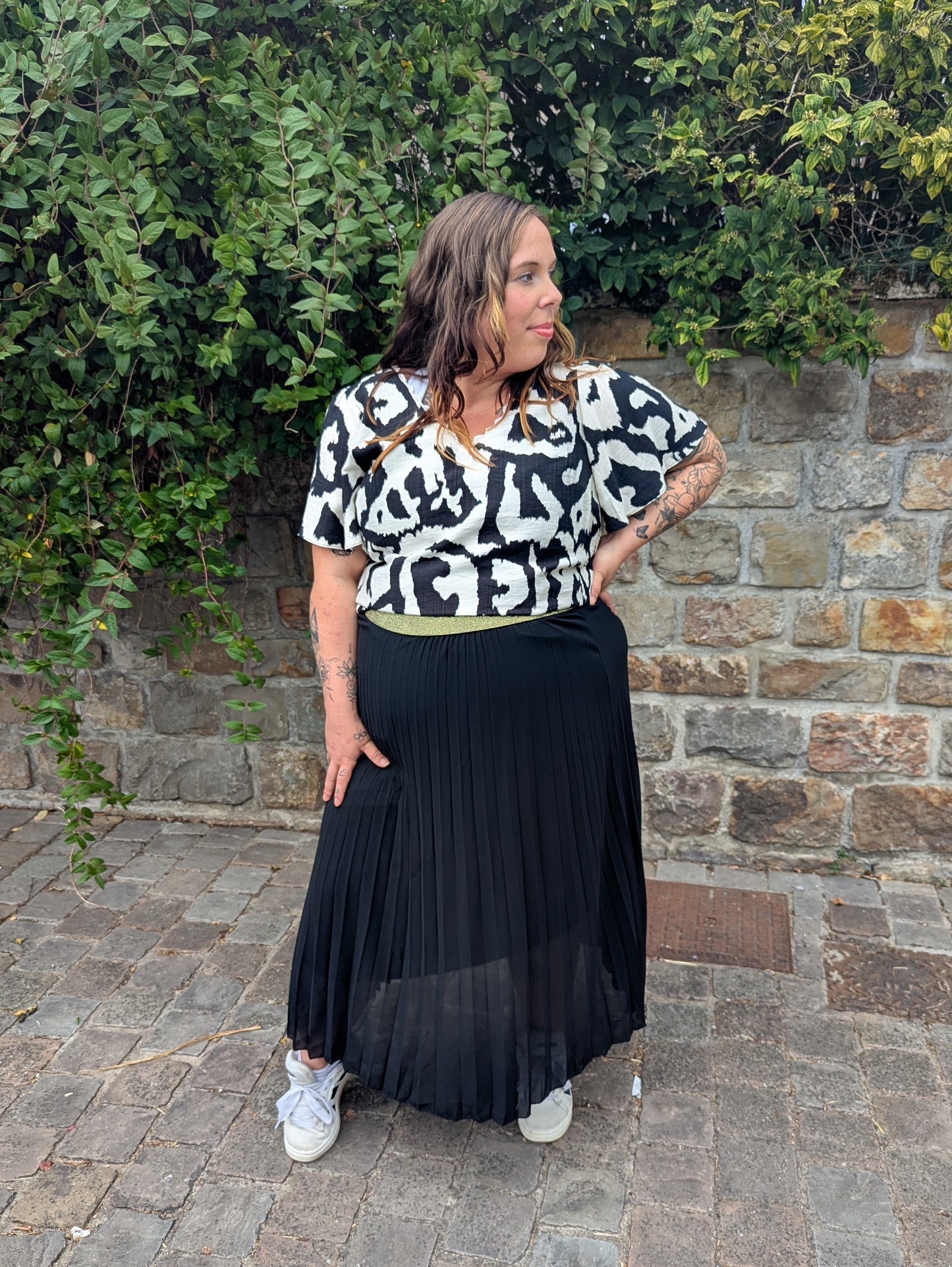 Top fluide noir et blanc col en V grande taille femme