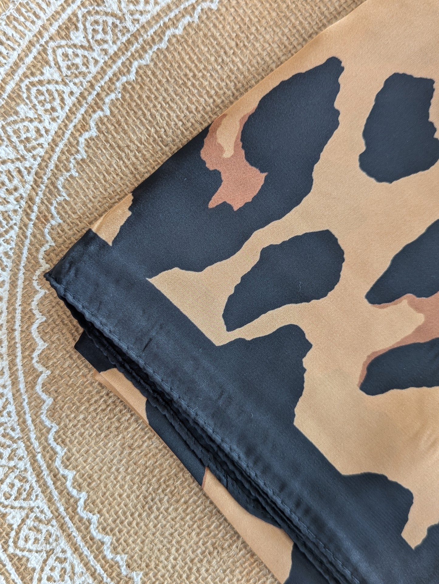 Foulard carré léopard satiné marron et noir