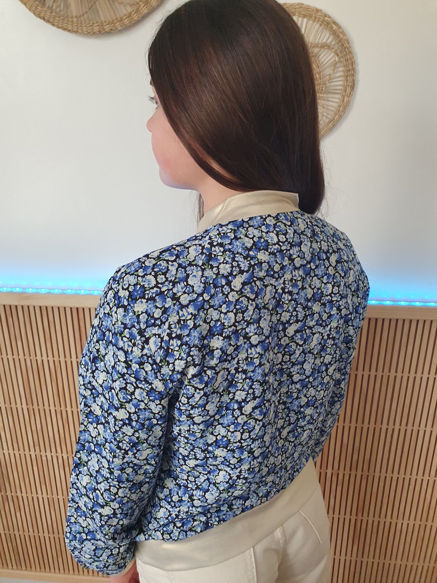 Bomber fluide fleuri bleu et noir détails dorés pour fille