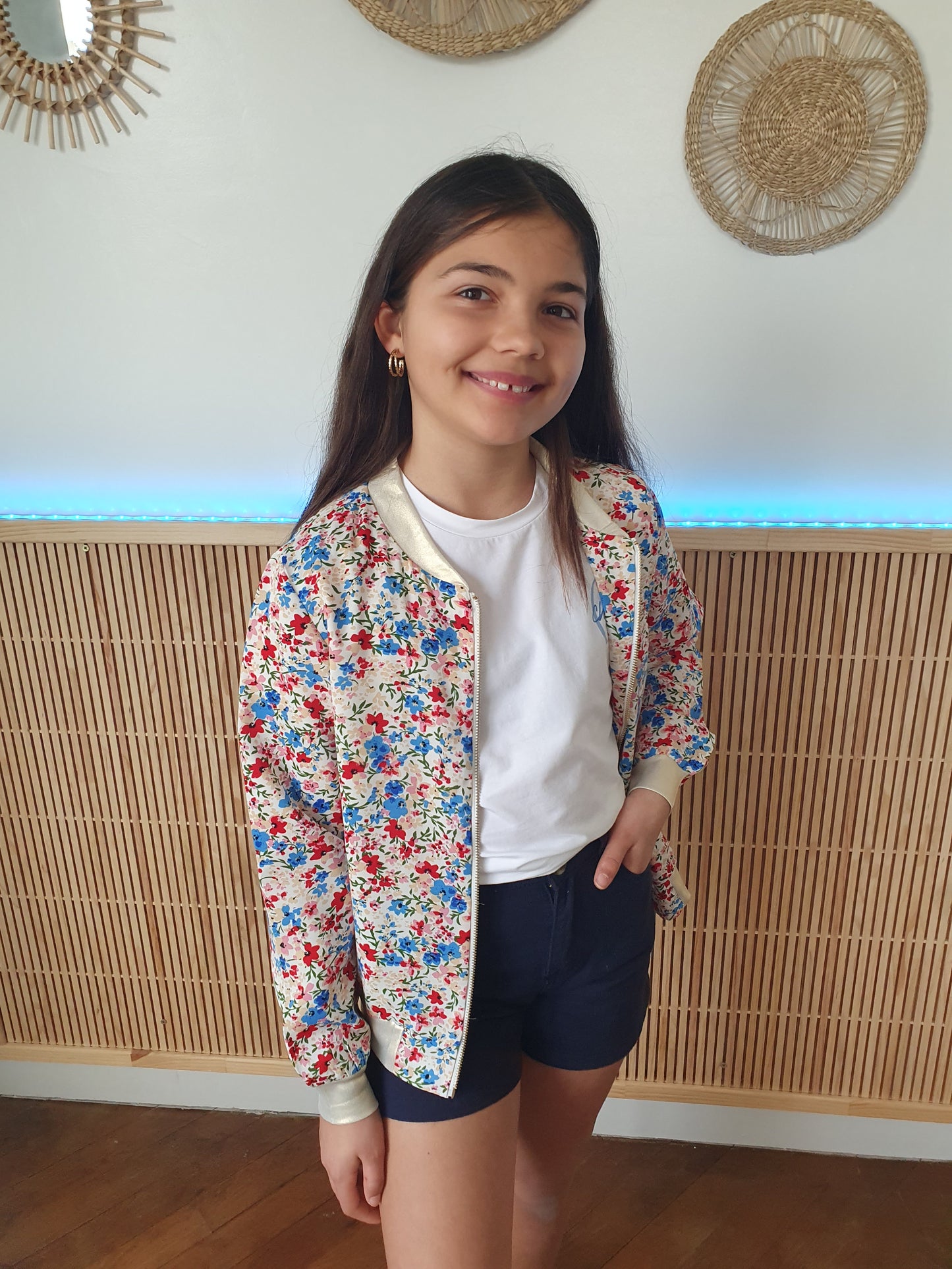 Bomber fluide fleuri rouge et bleu détails dorés pour fille