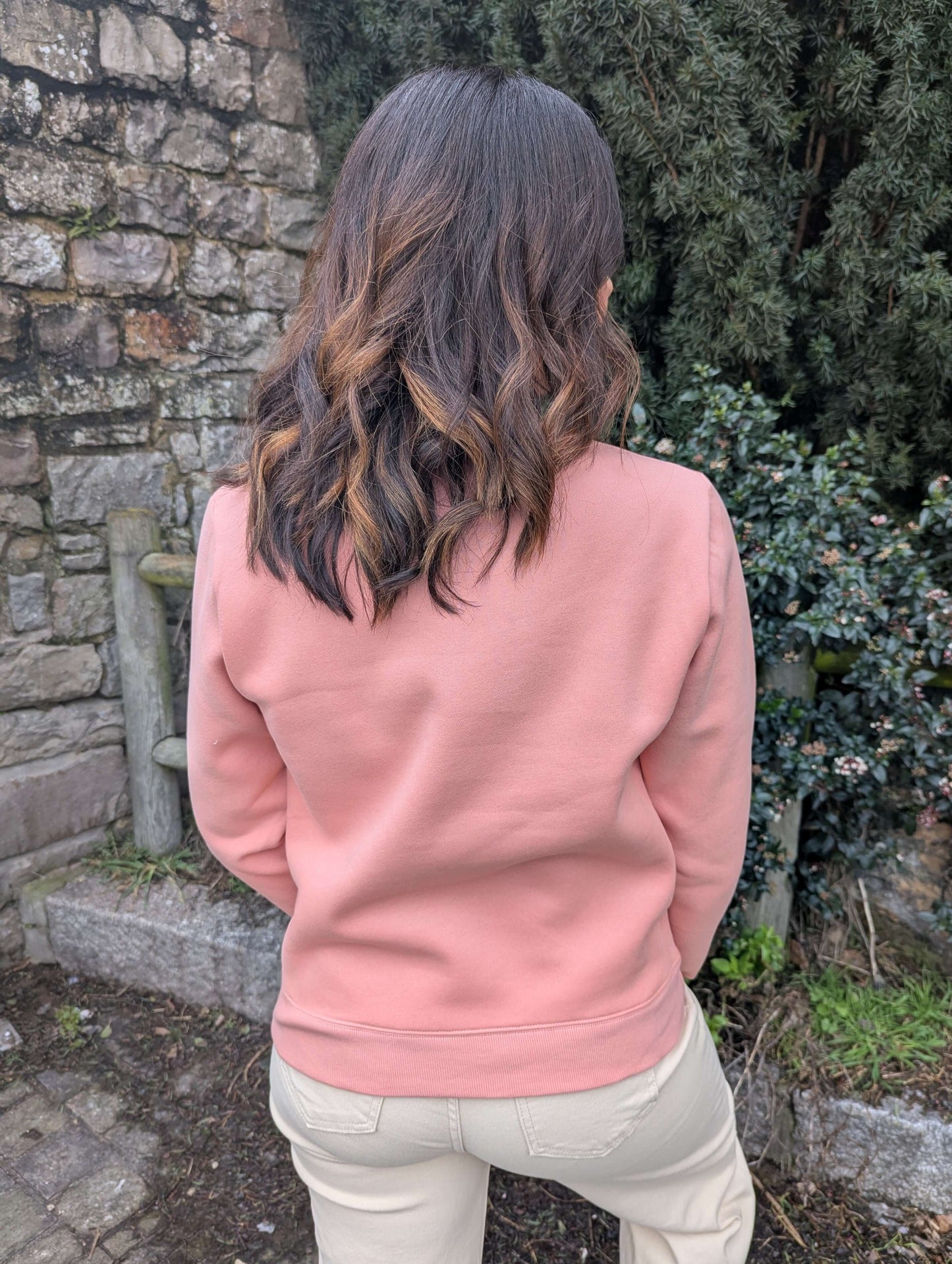 Sweat rêveuse rose saumon et écru écriture en moumoute