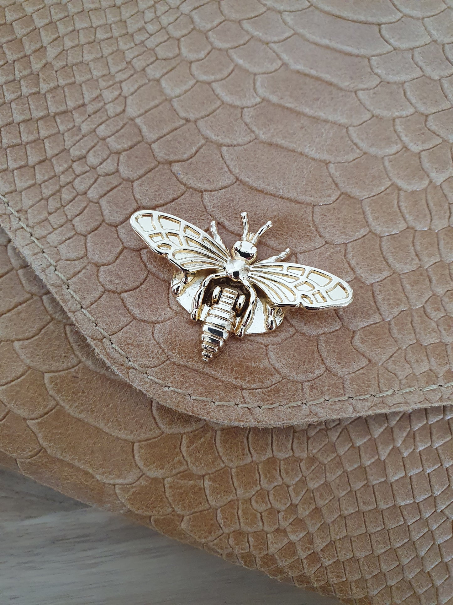 Sac en cuir italien effet croco couleur beige abeille dorée