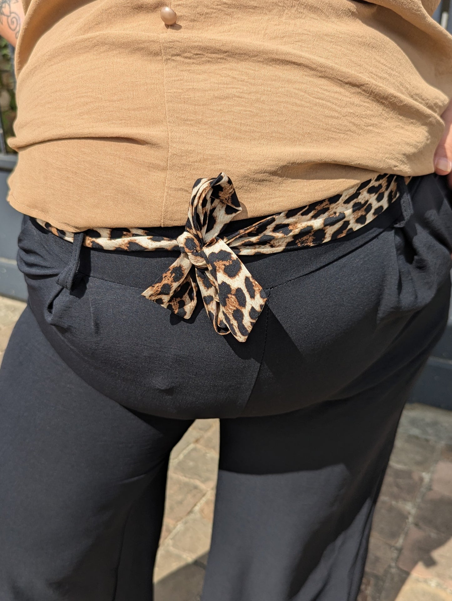 Pantalon fluide noir ceinture léopard grande taille